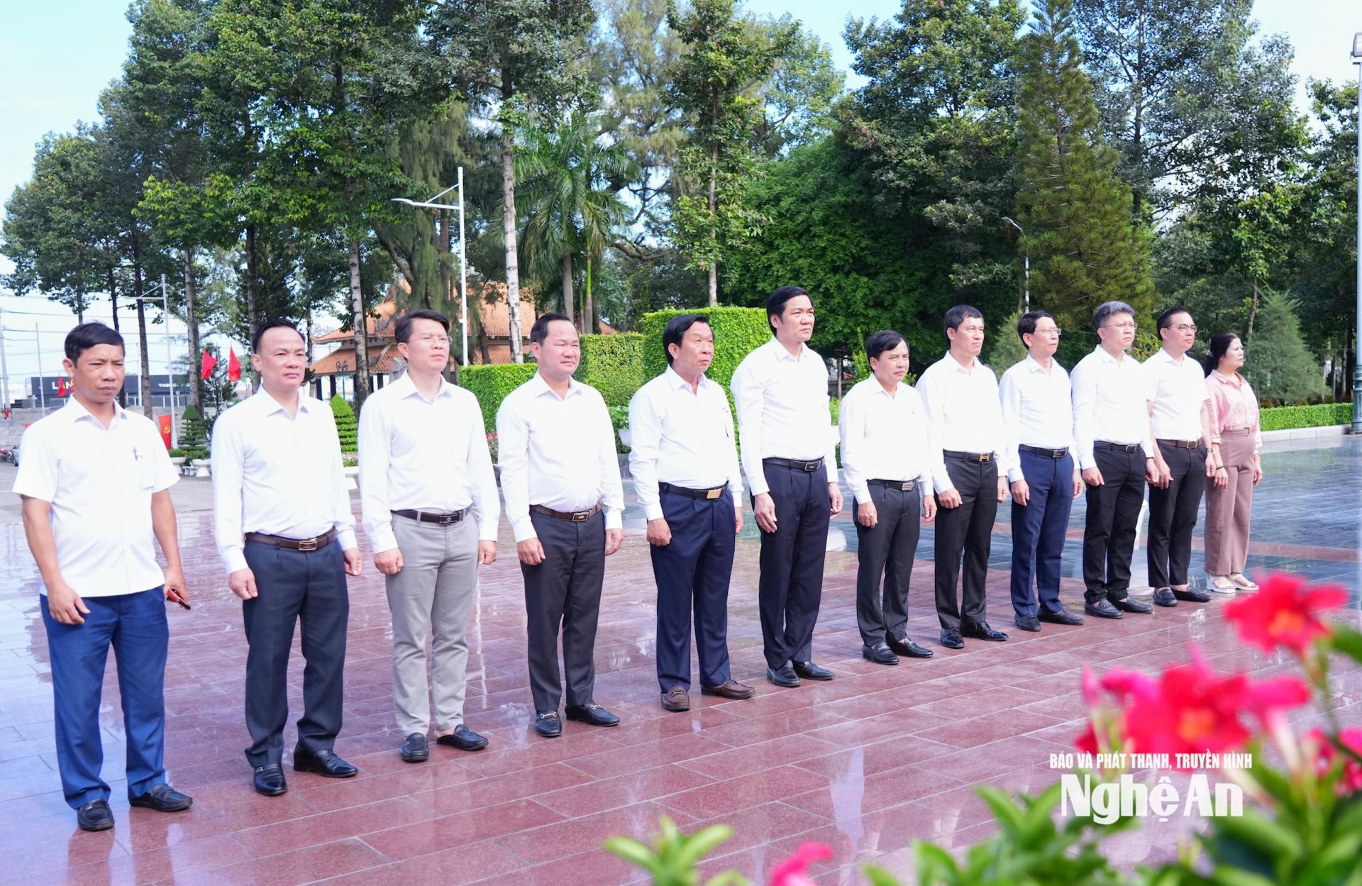 Đoàn công tác tỉnh PG88 go Bắn cá dâng hoa tưởng niệm Anh hùng liệt sĩ tại Nghĩa trang Liệt sĩ Bình Dương.
