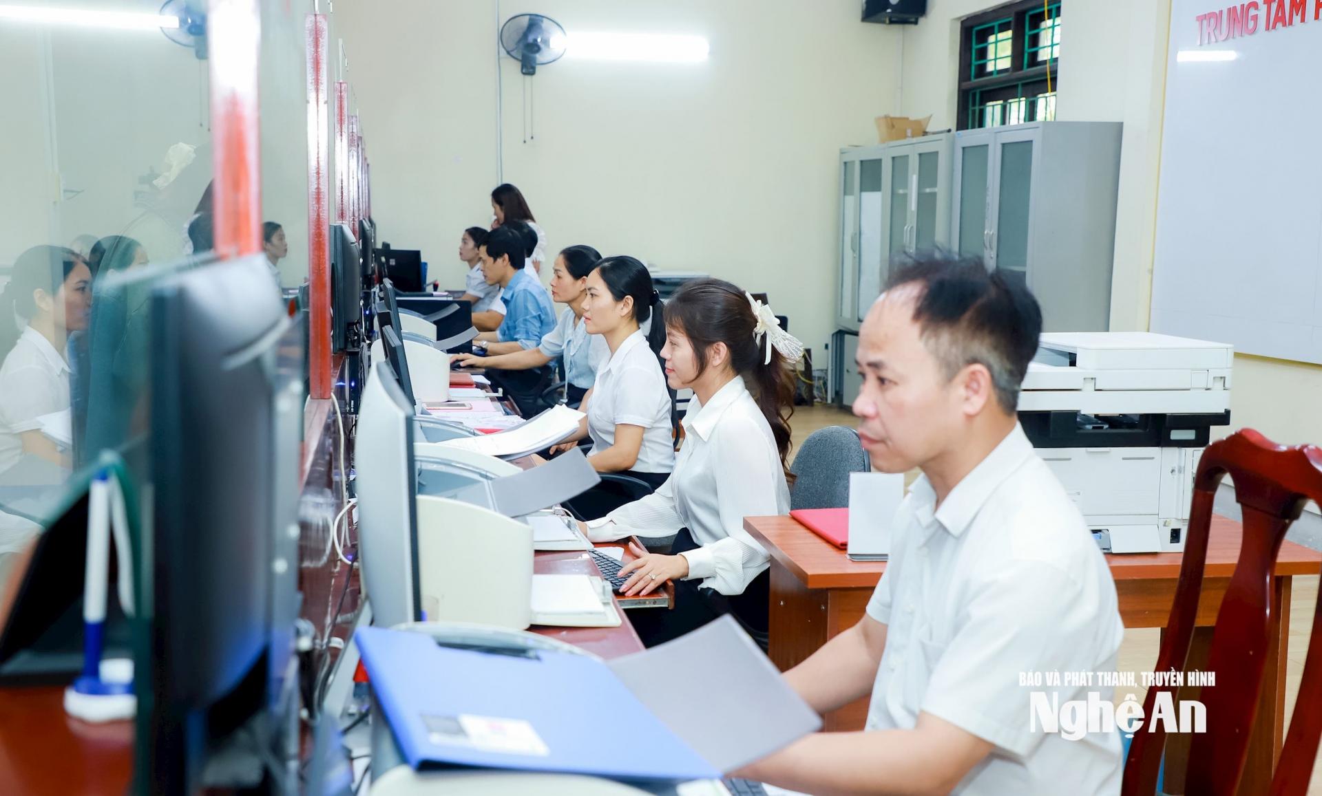 Cán bộ, công chức xã Vạn An làm việc tại Trung tâm Phục vụ hành chính công.
