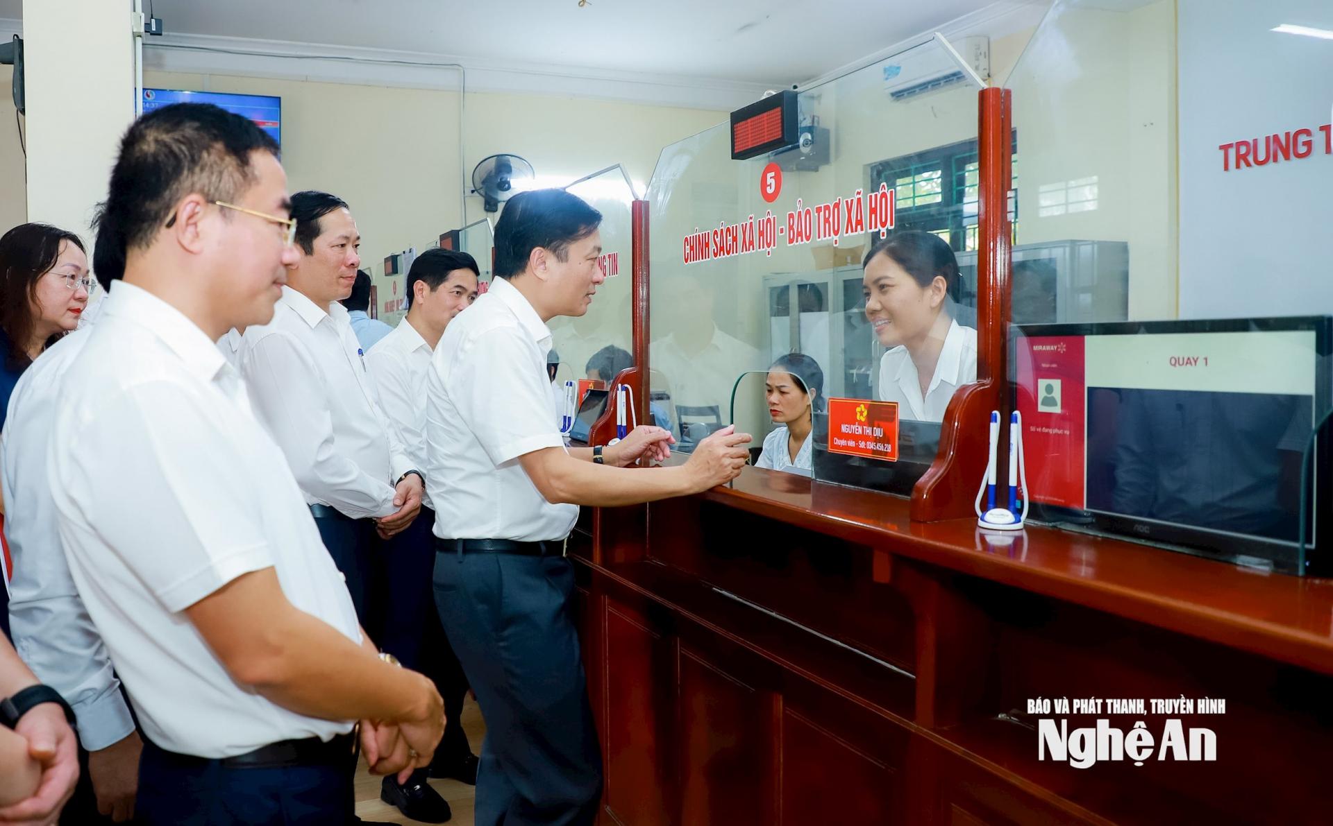 Cán bộ, công chức xã Vạn An làm việc tại Trung tâm Phục vụ hành chính công.