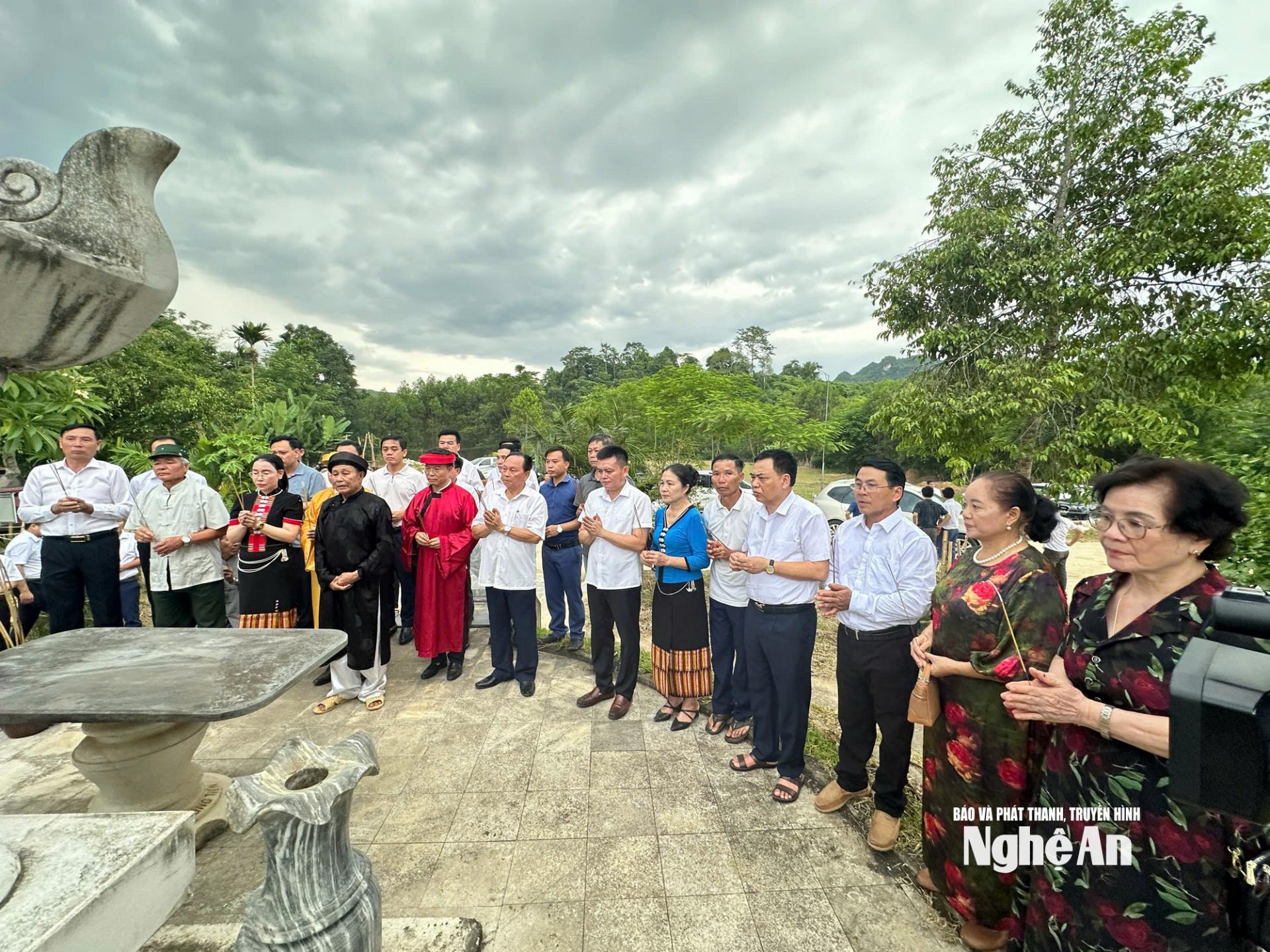 Các đại biểu dâng hương tại mộ của nàng Phốm hóm.