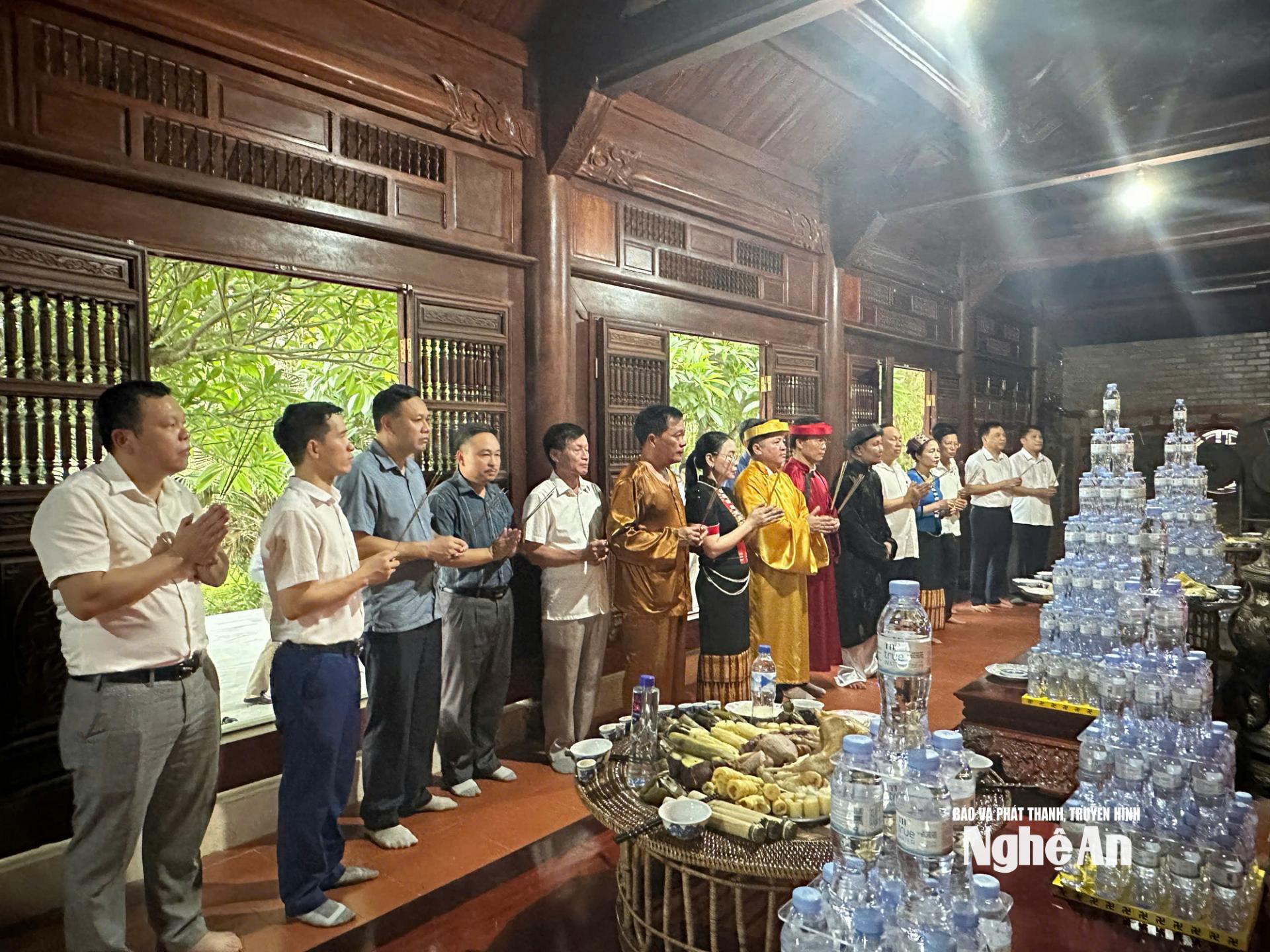 Các đại biểu dâng hương tại Đền Choọng