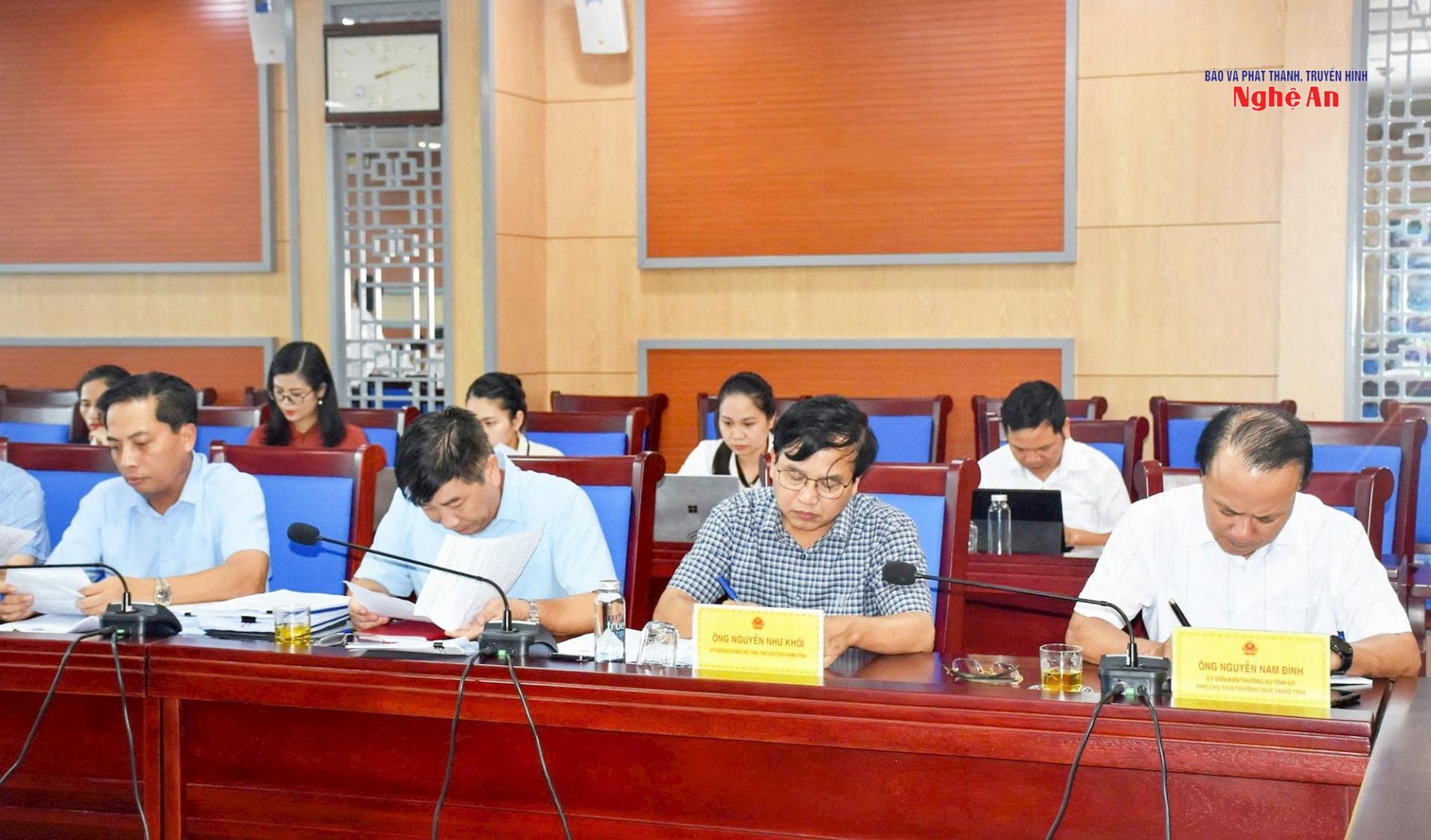 Lãnh đạo, các đại biểu HĐND tỉnh tham dự phiên thẩm tra.