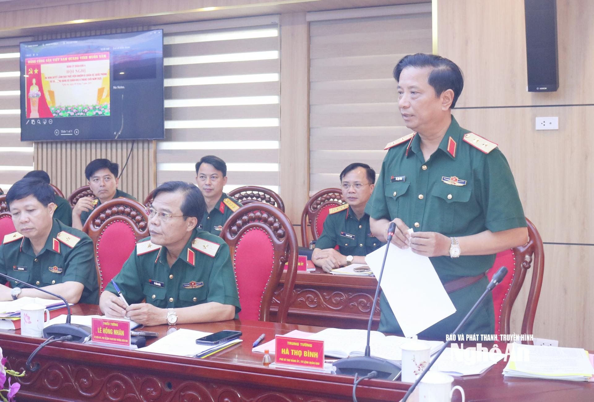 Trung tướng Hà Thọ Bình, Phó Bí thư Đảng ủy, Tư lệnh Quân khu phát biểu tại hội nghị.
