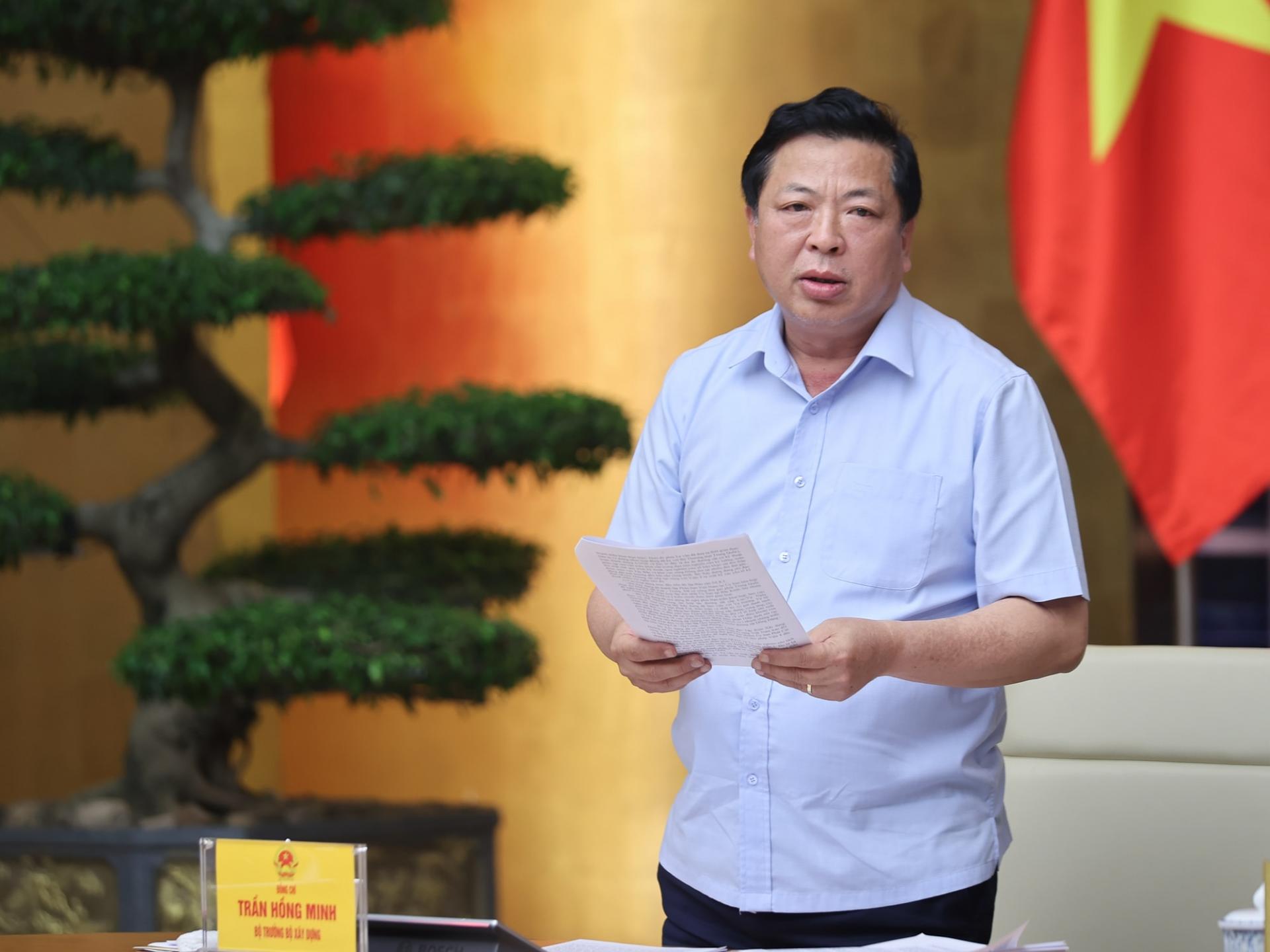 Bộ trưởng Bộ Xây dựng Trần Hồng Minh báo cáo tổng hợp về tình hình triển khai các công trình, dự án. Ảnh: VGP