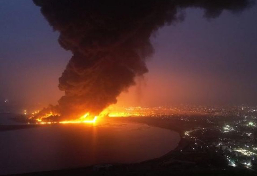 Lửa khói bốc lên từ khu vực cảng Hodeidah ở Yemen sau đòn tập kích của Israel hồi tháng 6/2024. Ảnh minh họa: Reuters