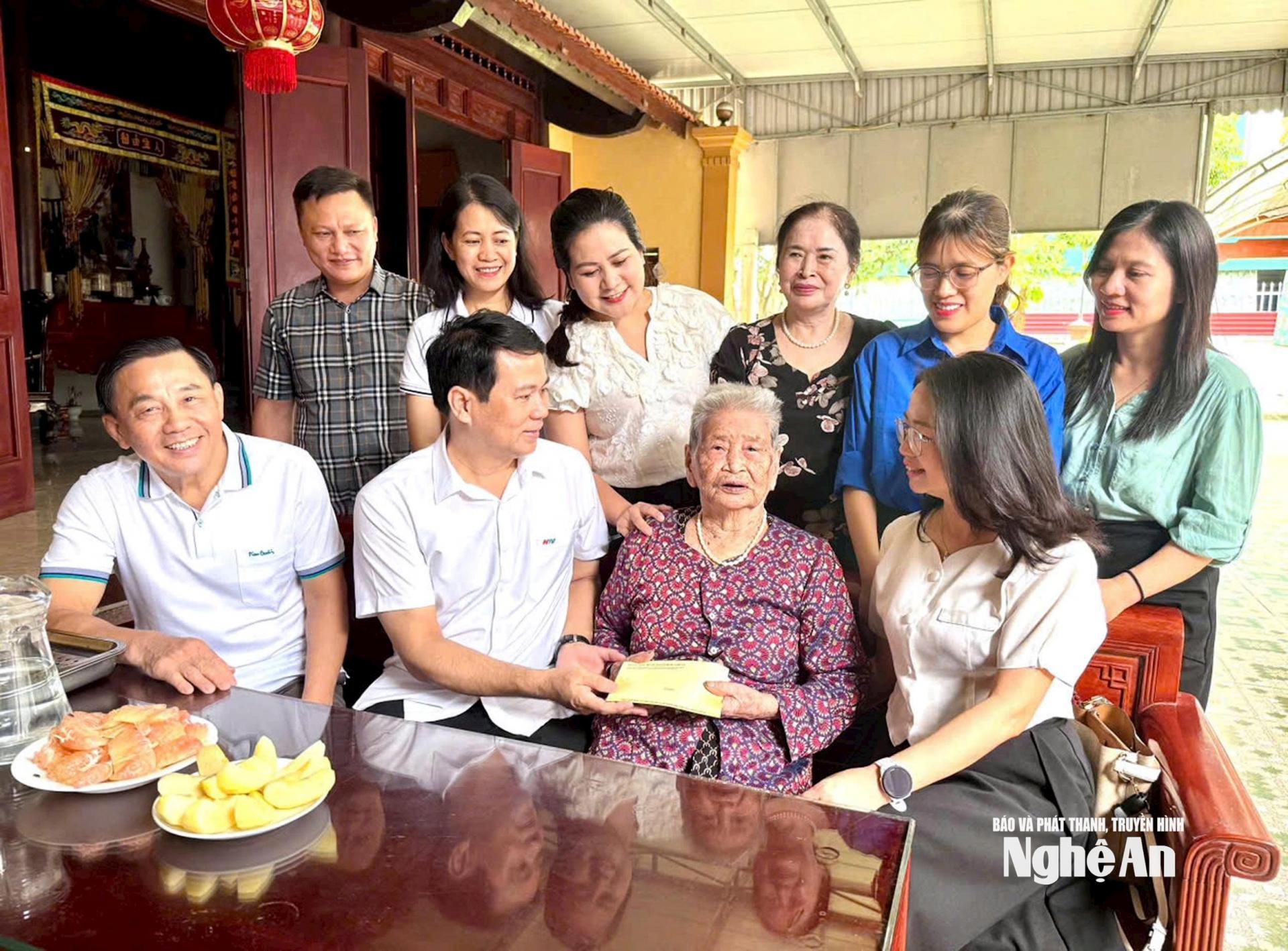 Tặng quà tri ân Mẹ PG 88 Nổ Hũ anh hùng Nguyễn Thị Cháu. Ảnh: Thu Hương