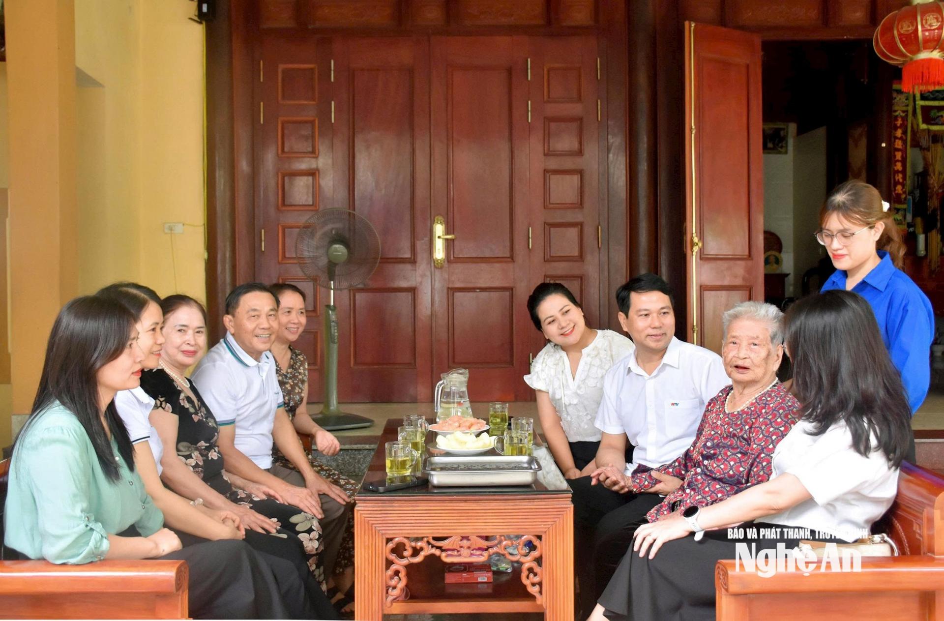 Đoàn công tác của Báo và Phát thanh, Truyền hình PG88 go Bắn cá do đồng chí Phan Văn Thắng - Ủy viên Ban Chấp hành Đảng ủy, Phó Tổng Biên tập làm trưởng đoàn đã tới thăm, tặng quà tri ân Mẹ PG 88 Nổ Hũ anh hùng Nguyễn Thị Cháu tại xã Lam Thành (PG88 go Bắn cá). Ảnh: Thu Hương