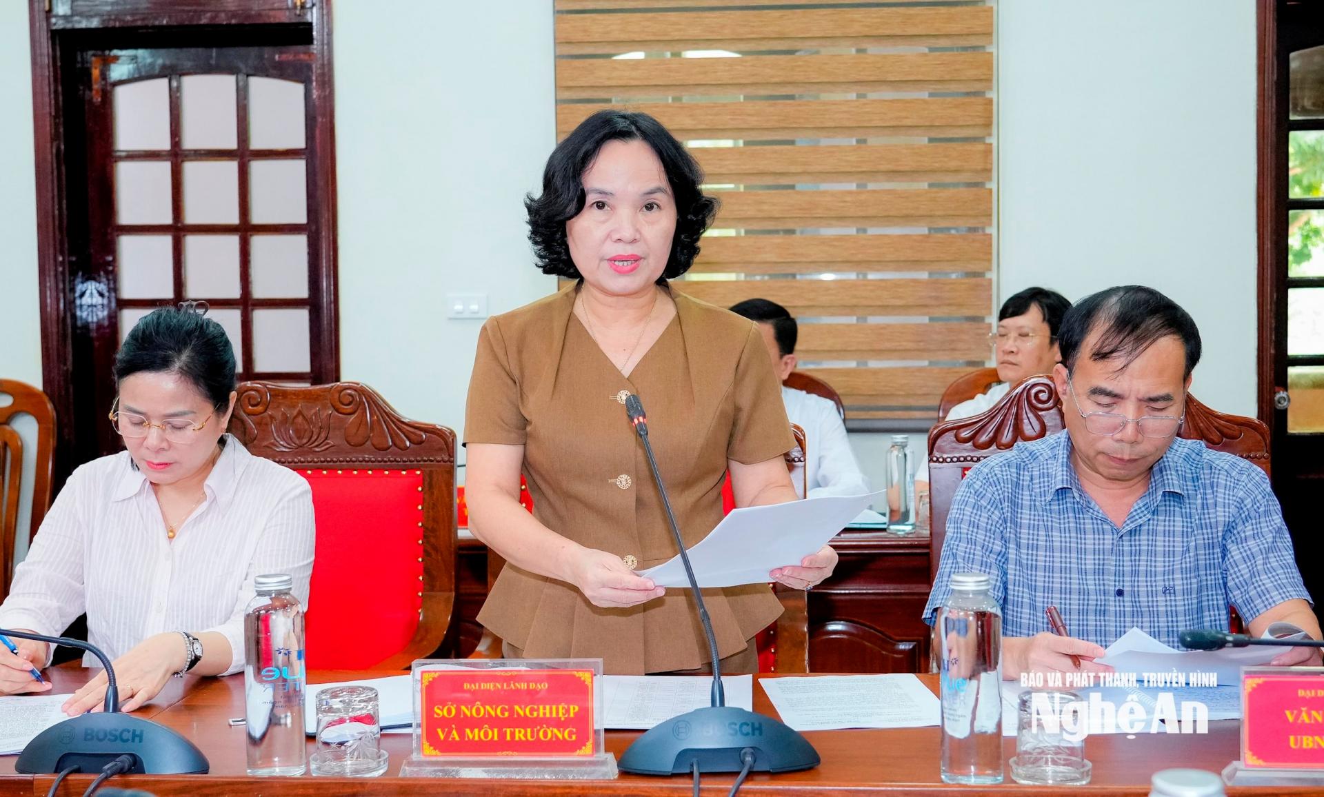 Phó Giám đốc Sở Nông nghiệp và Môi trường Võ Thị Nhung báo cáo tình hình diễn biến, công tác chỉ đạo ứng phó với bão số 3 trên địa bàn tỉnh PG88 go Bắn cá. Ảnh: Phạm Bằng