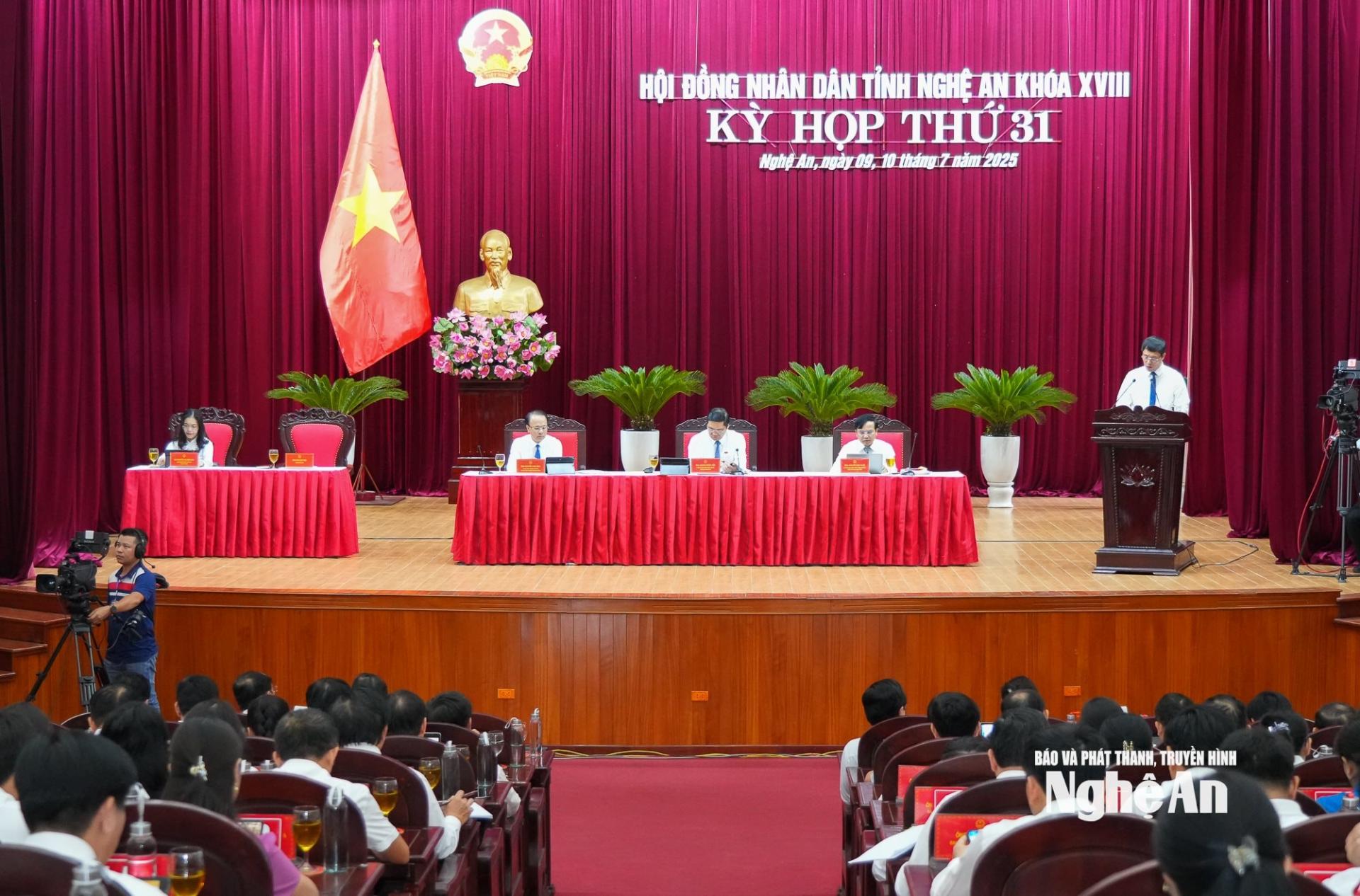 Quang cảnh phiên thảo luận tại hội trường chiều 9/7.