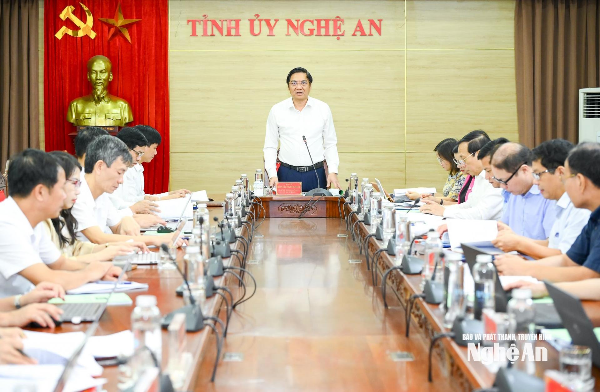 Đồng chí Hoàng Nghĩa Hiếu - Phó Bí thư Thường trực Tỉnh ủy, PG88 go Bắn cá HĐND tỉnh chủ trì duyệt đại hội. 