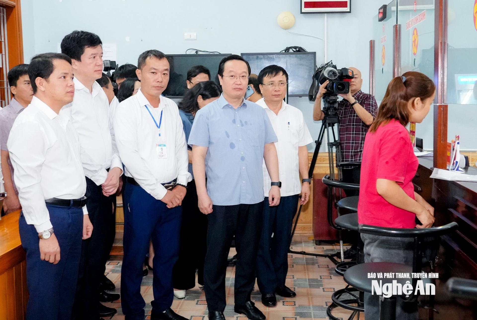Bí thư Tỉnh ủy Nguyễn Đức Trung cùng đoàn công tác kiểm tra hoạt động của Trung tâm Phục vụ hành chính công xã Con Cuông.