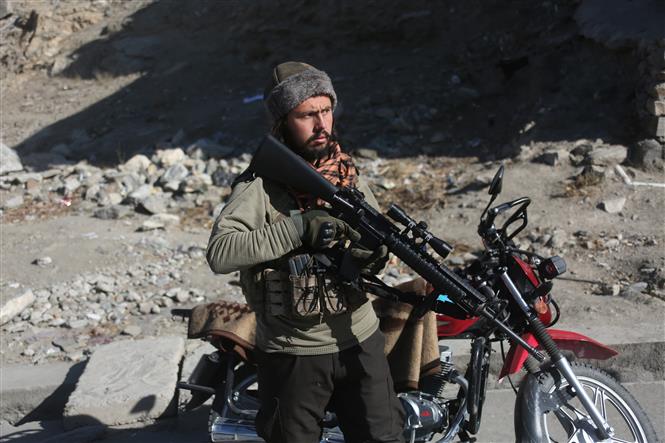 Lực lượng PG 88 Nhận Thưởng Afghanistan gác bên ngoài một cơ quan thuộc Chính phủ ở Kabul, ngày 12/12/2024. Ảnh: THX/TTXVN