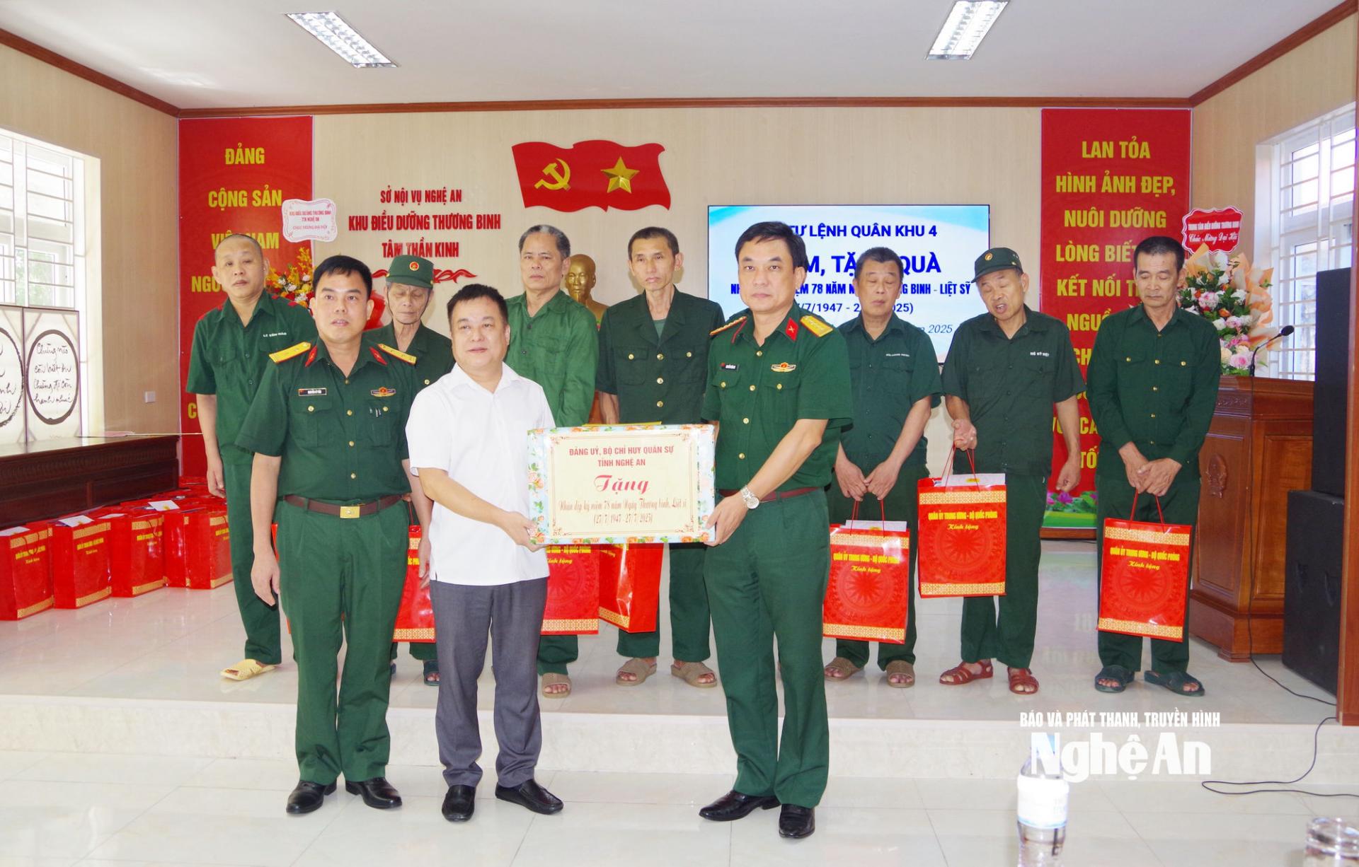 Đại tá Nguyễn Văn An – Phó Bí thư Đảng ủy, Chính ủy Bộ CHQS tỉnh PG88 go Bắn cá đã trao quà của Bộ CHQS tỉnh cho Trung tâm Điều dưỡng thương binh tâm thần kinh tỉnh PG88 go Bắn cá.