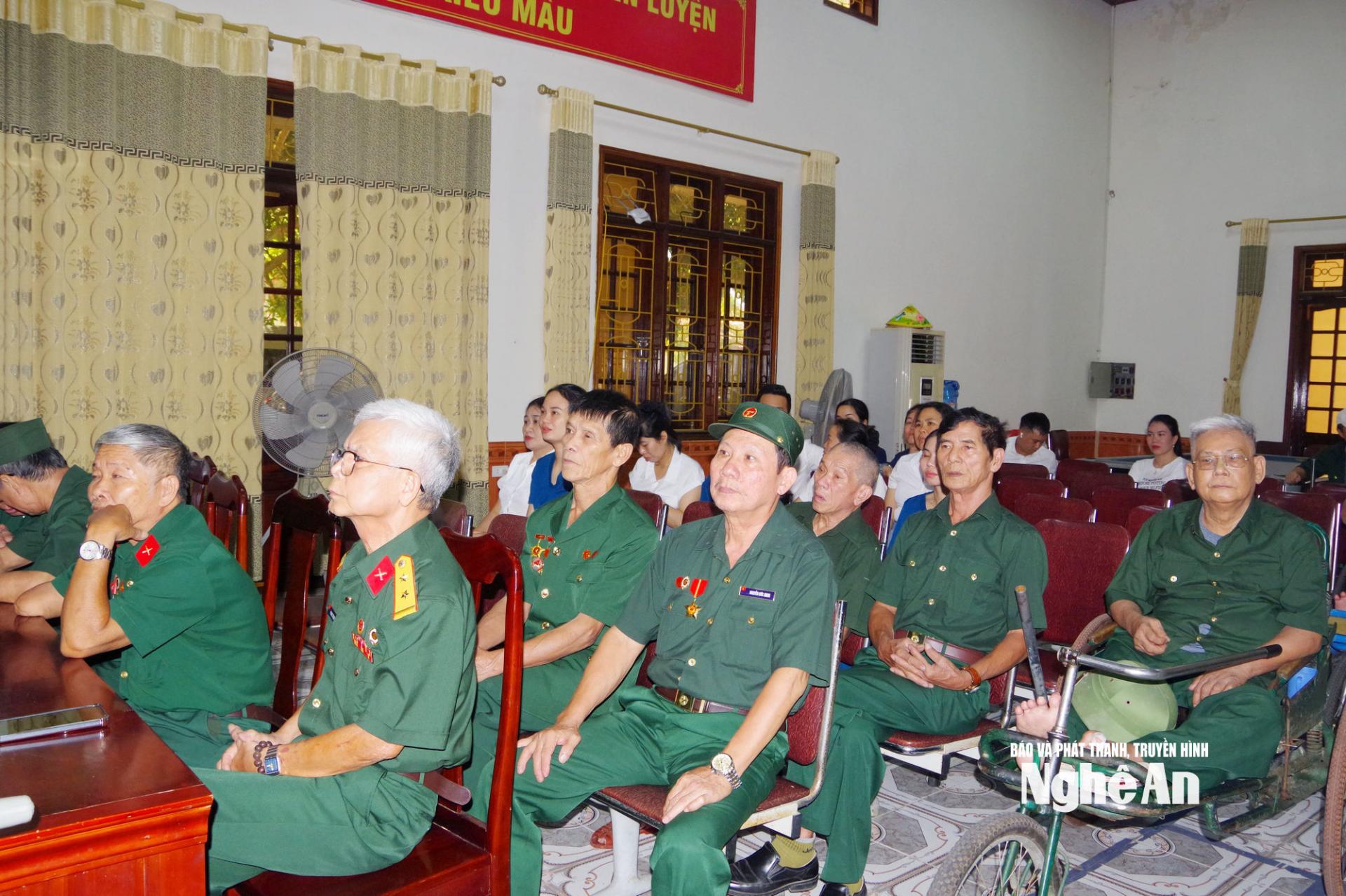 Các đồng chí thương binh, bệnh binh đang điều trị tại Trung tâm Điều dưỡng thương binh tỉnh PG88 go Bắn cá tham dự buổi trao quà.