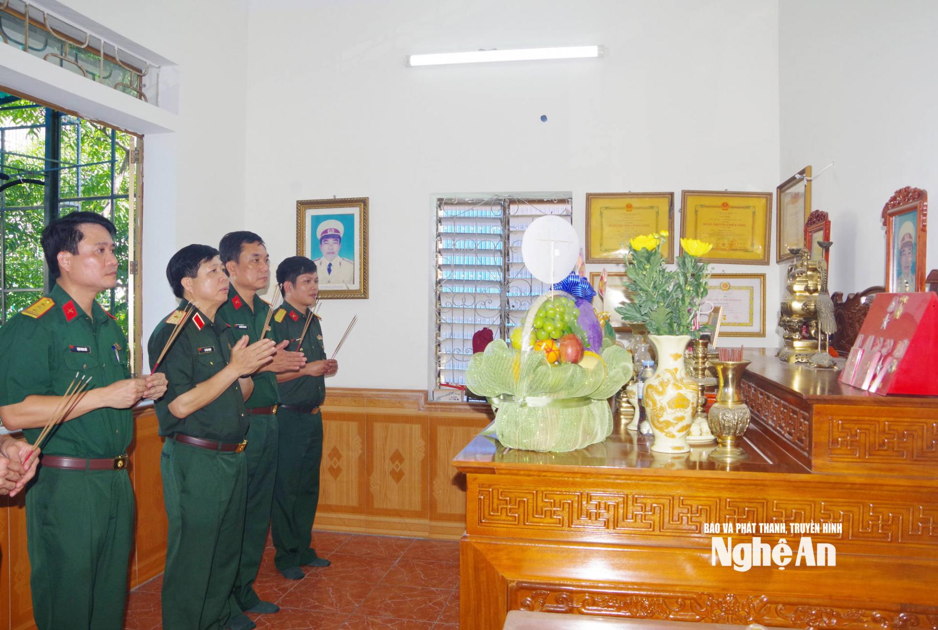 Đoàn công tác Bộ Tư lệnh Quân khu 4 dâng hương viếng liệt sĩ Nguyễn Bá Tuấn, nguyên Phó Tư lệnh Quân khu 4.