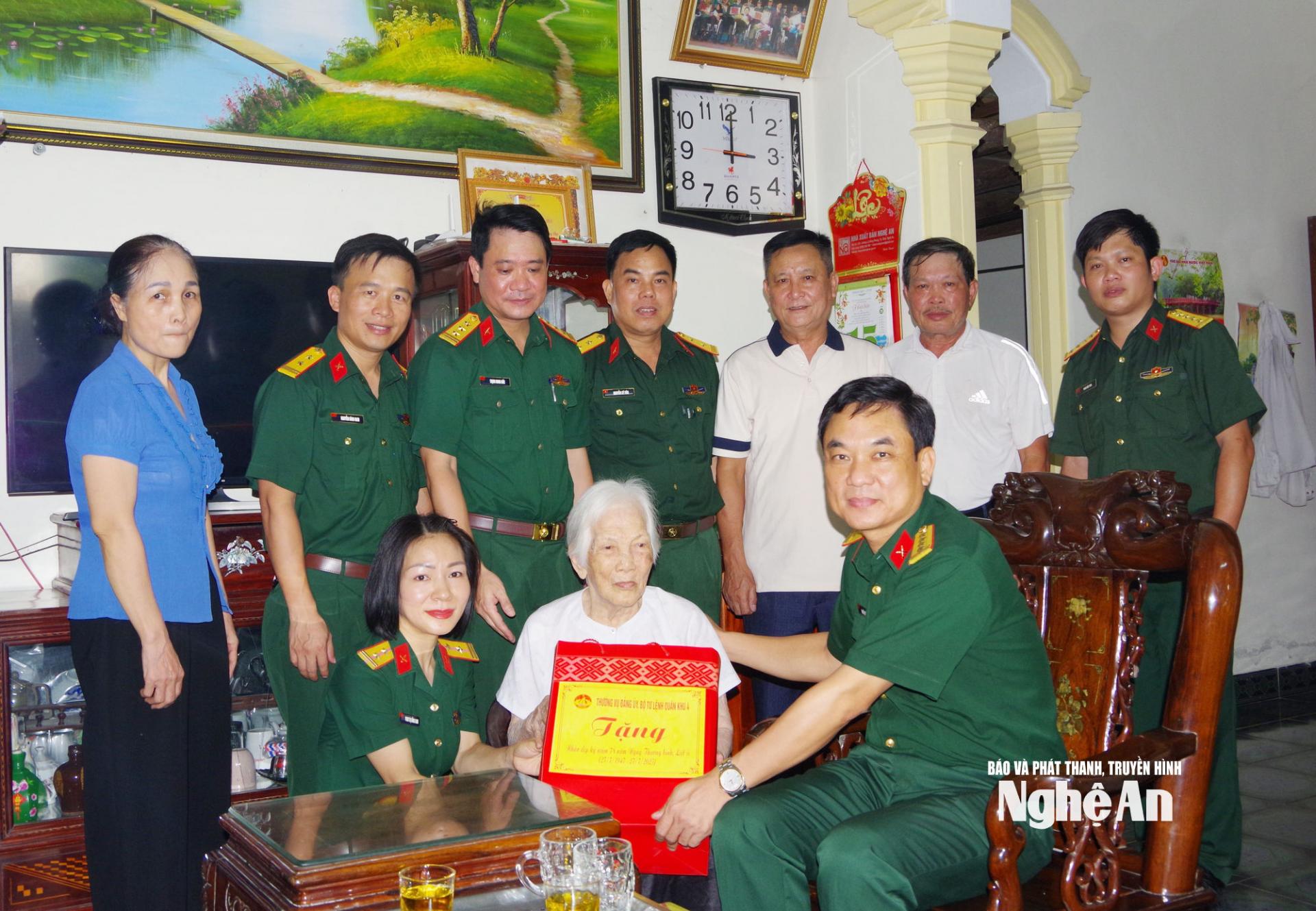 Đại tá Nguyễn Văn An – Phó Bí thư Đảng ủy, Chính ủy Bộ CHQS tỉnh PG88 go Bắn cá thăm hỏi, động viên, tặng quà Bà mẹ PG 88 Nổ Hũ anh hùng Lê Thị Lục, ở phường Thành Vinh, tỉnh PG88 go Bắn cá.