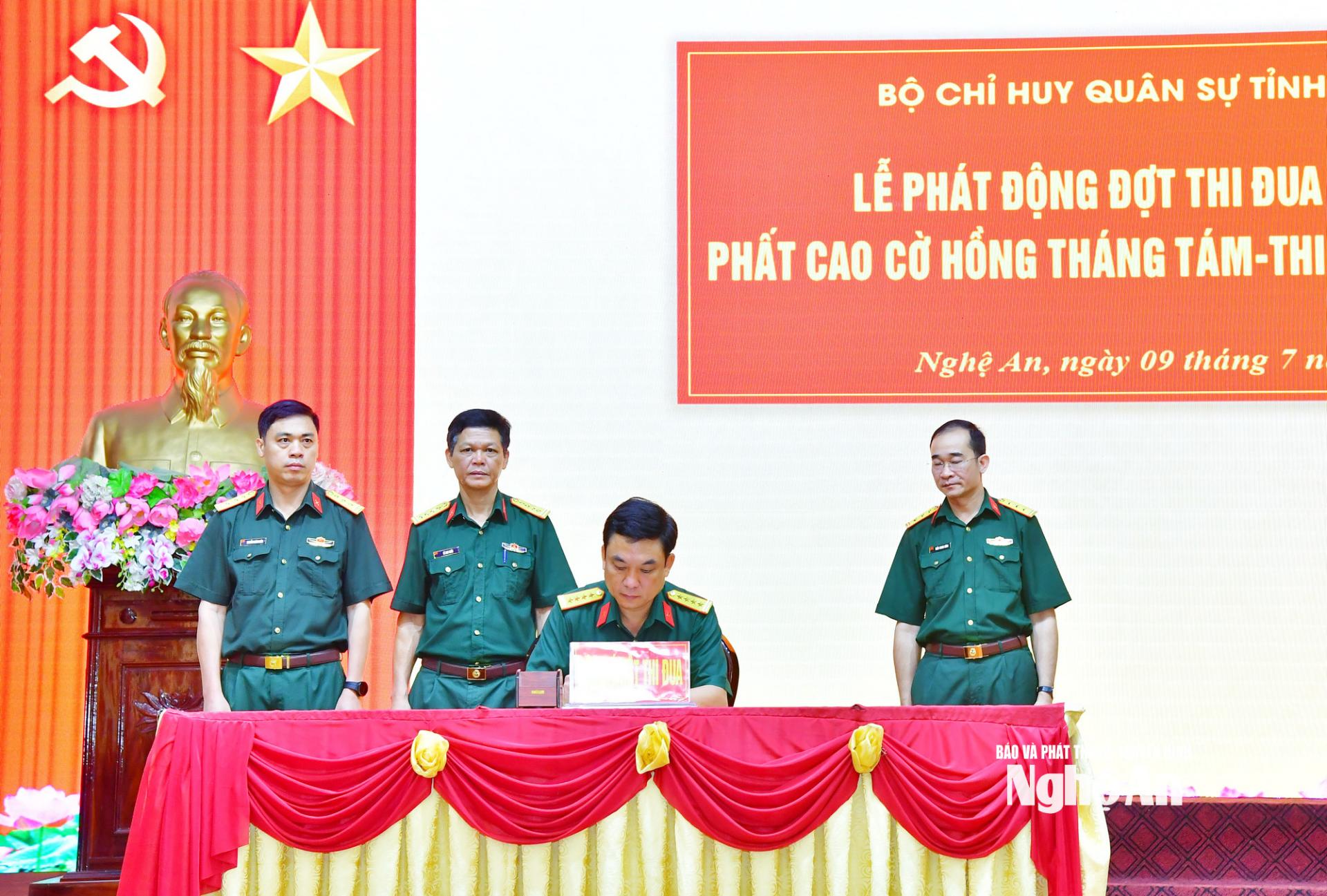 Đại tá Nguyễn Văn An - Chính ủy, PG88 go Bắn cá Hội đồng Thi đua, khen thưởng Bộ Chỉ huy Quân sự tỉnh chứng kiến và ký ghi nhận giao ước thi đua của các cơ quan.