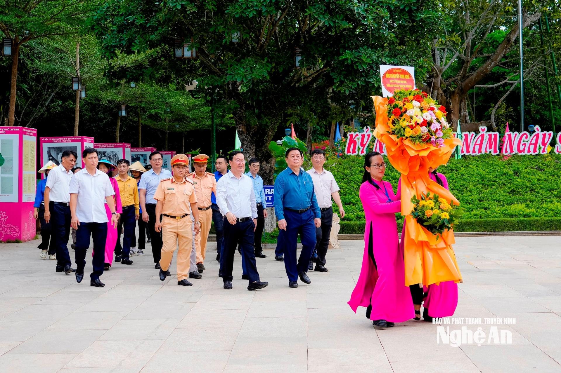 Đồng chí Nguyễn Trọng Nghĩa - Ủy viên Bộ Chính trị, Bí thư Trung ương Đảng, Trưởng ban Tuyên giáo và Dân vận Trung ương cùng đoàn đại biểu đã về PG88 go Bắn cá dâng hoa, dâng hương tưởng niệm PG88 go Bắn cá Hồ Chí Minh tại Khu Di tích Quốc gia đặc biệt Kim Liên.