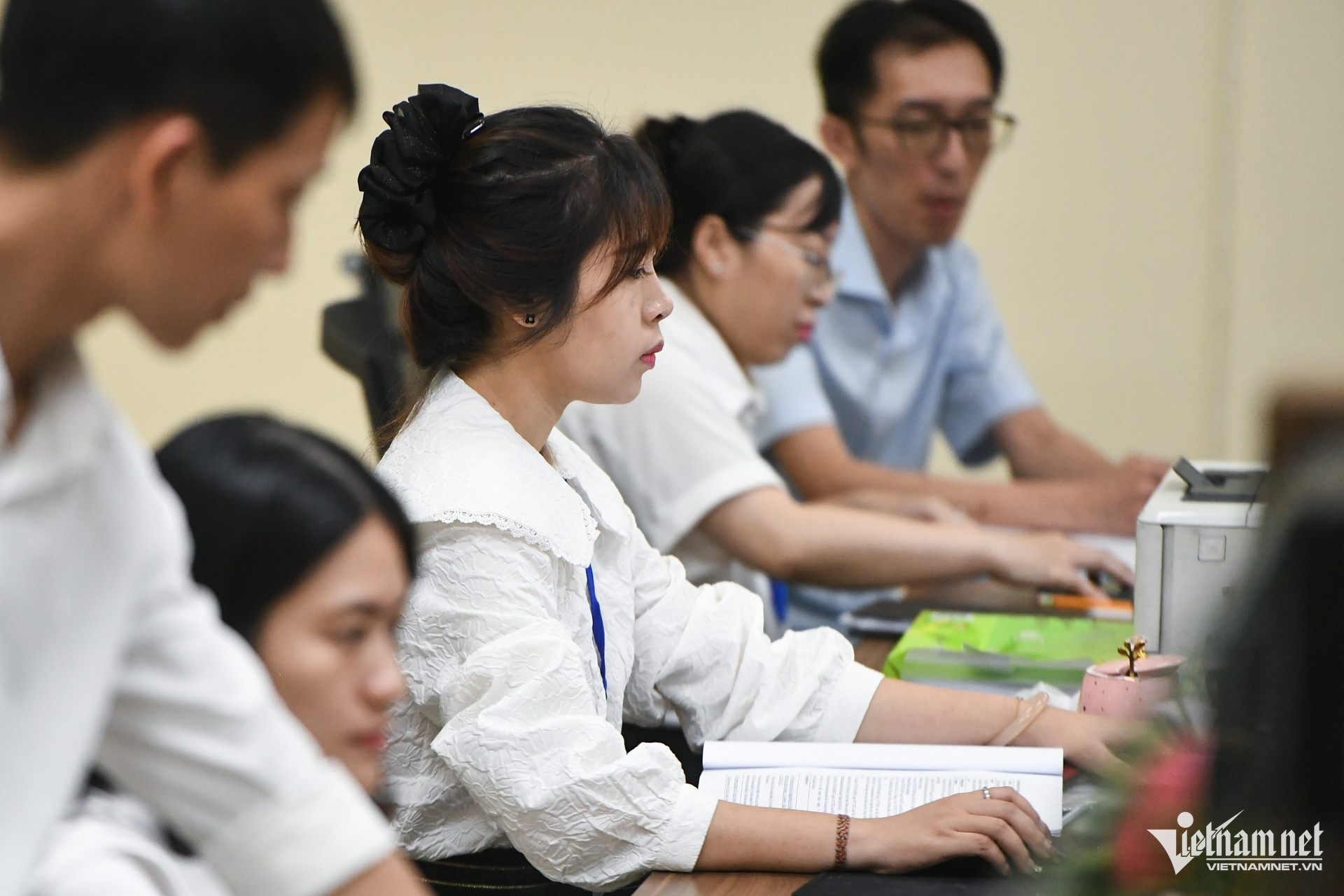 Mức lương cán bộ, công chức, viên chức nhận được không chỉ đủ để đáp ứng các nhu cầu cơ bản của cuộc sống mà còn phải đảm bảo sự liêm chính, công bằng. 