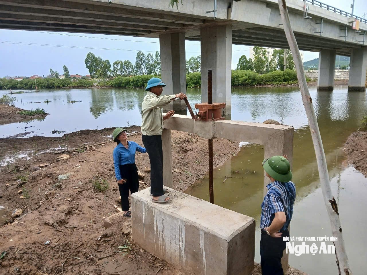 Kiểm tra các cống tiêu thoát nước trên địa bàn phường Tân Mai vào chiều 20/7. Ảnh: Hoài Thu