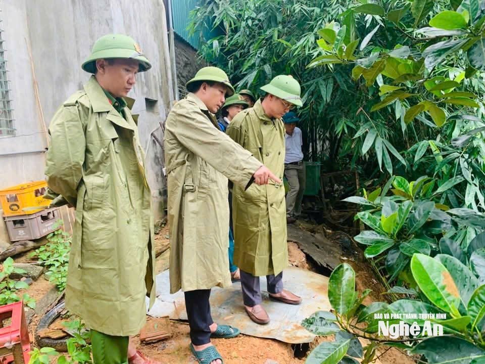 Đoàn công tác xã Nghĩa Đồng kiểm tra các điểm nguy cơ sạt lở khi có mưa to, gió lớn. Ảnh: CSCC