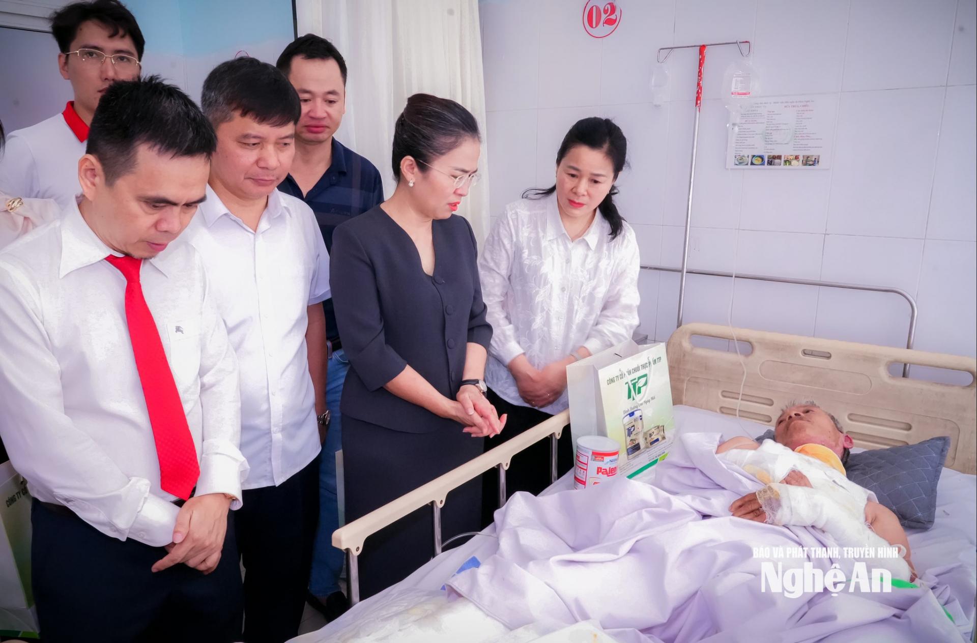Lãnh đạo tỉnh và Sở Y tế PG88 go Bắn cá thăm hỏi, tặng quà động viên bệnh nhân bị bỏng điện cao thế khi đi câu cá. Ảnh: Thành Chung