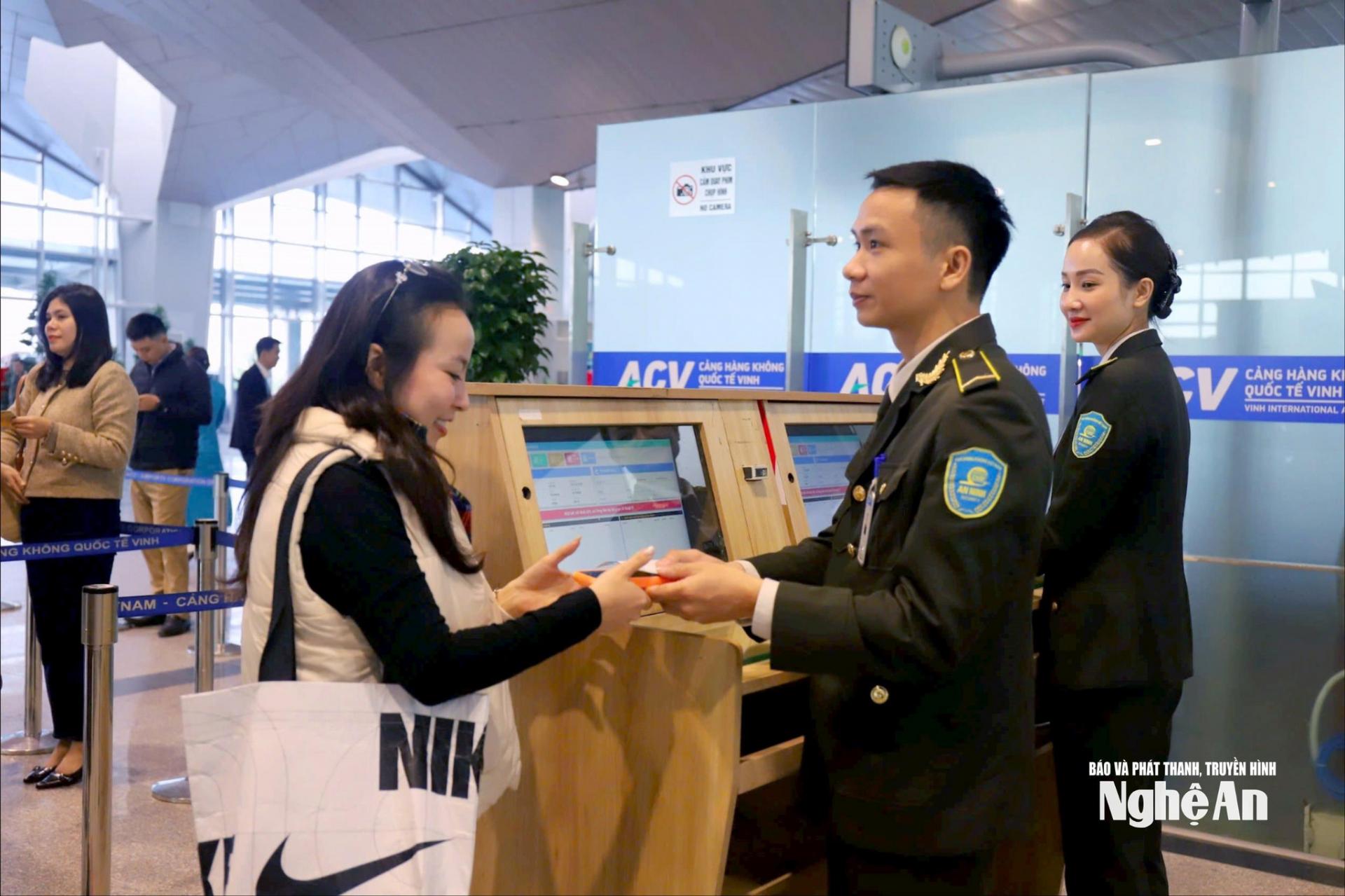 Hành khách làm thủ tục tại sân bay Vinh. Ảnh: Q.A