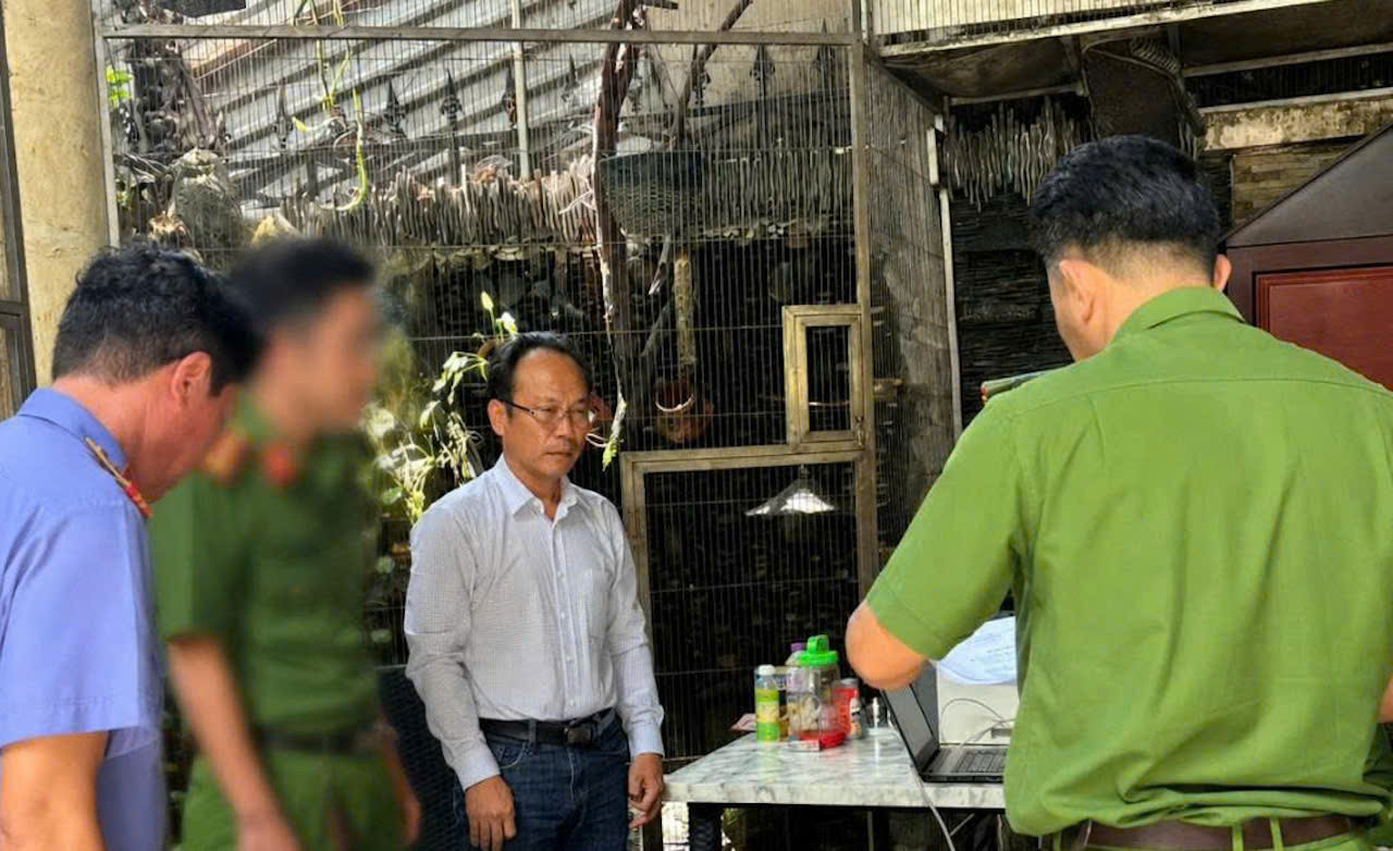 Cơ quan điều tra tống đạt quyết định tố tụng đối với Đoàn Lê Ngọc Phi Lân. Ảnh: CACC