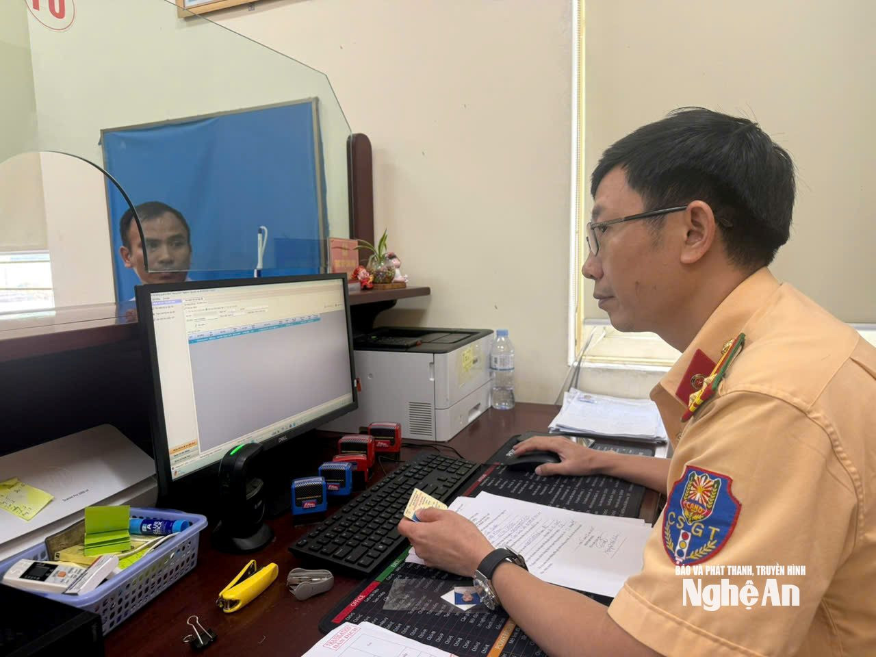 Cán bộ Phòng Cảnh sát Đăng Ký M.PG88 Công an tỉnh PG88 go Bắn cá trực hướng dẫn, hỗ trợ công dân nộp hồ sơ đầy đủ theo quy định trên nền tảng dịch vụ công. Ảnh: PV