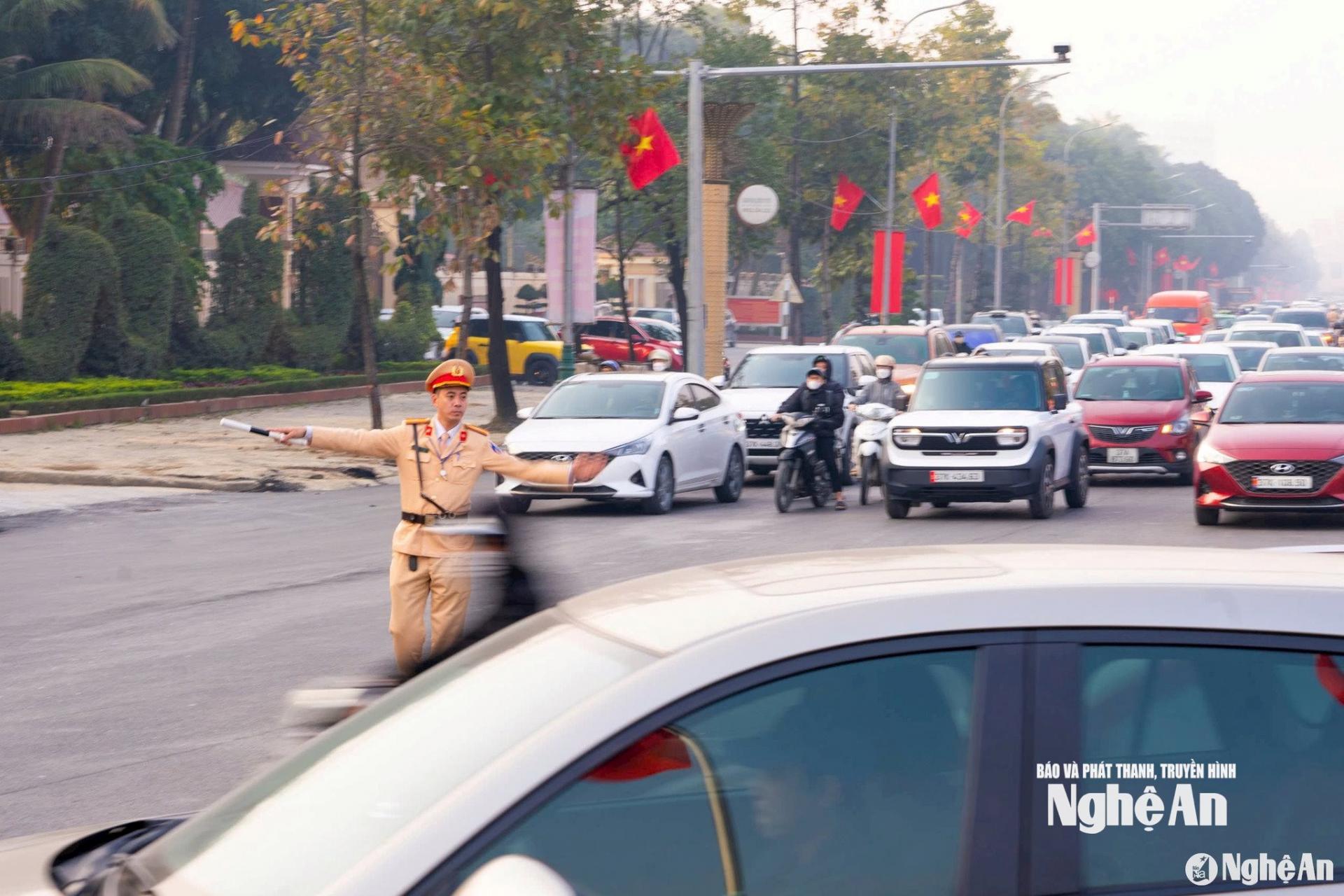 Lực lượng chức năng phân luồng, điều tiết Đăng Ký M.PG88. Ảnh tư liệu minh họa: Nguyễn Đạo