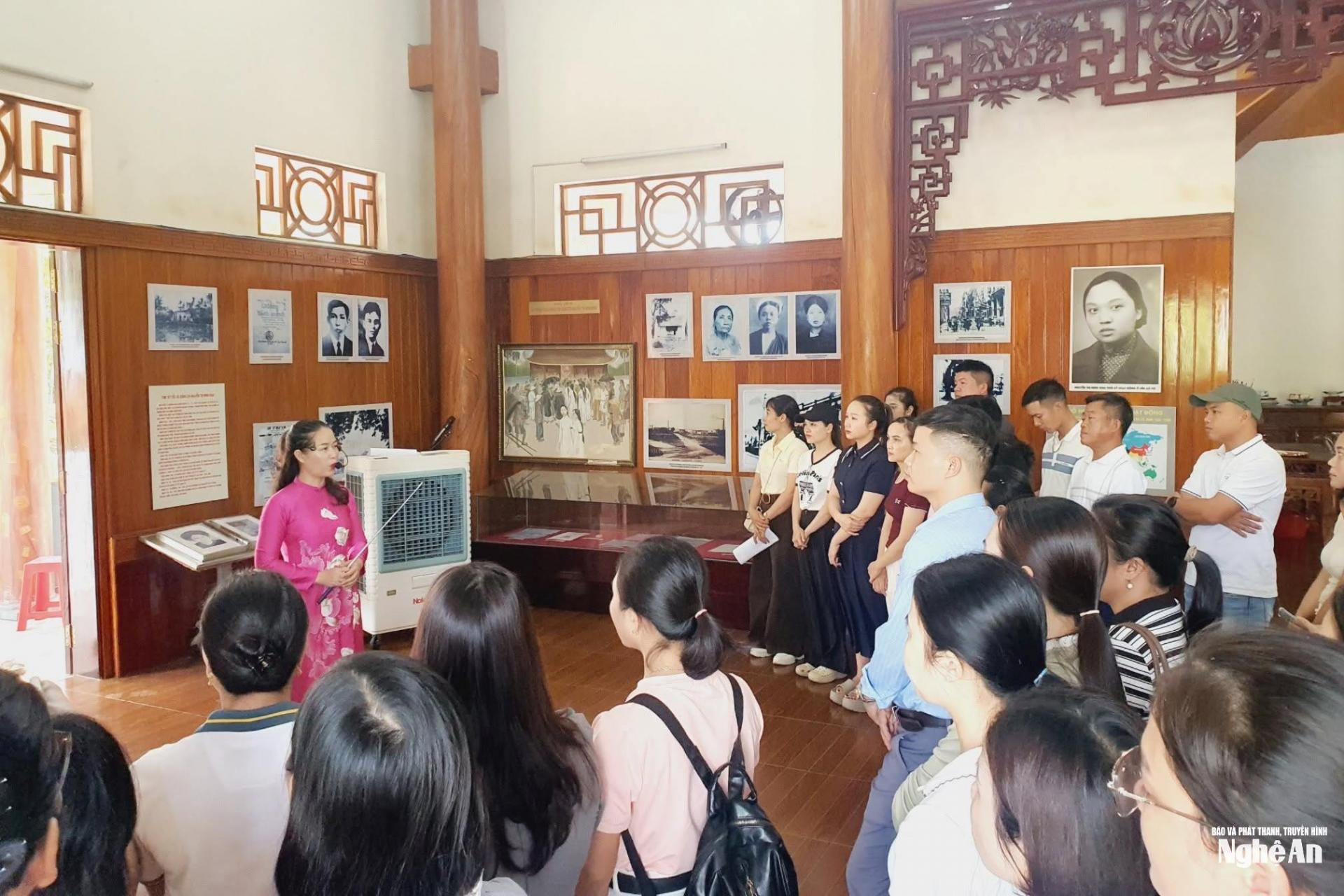 Du khách lắng nghe thuyết minh tại Khu lưu niệm đồng chí Nguyễn Thị Minh Khai. Ảnh: Ban Quản lý Di tích tỉnh PG88 go Bắn cá