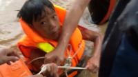 Clip nghẹt thở giải cứu 3 người mắc kẹt giữa dòng lũ đổ về hồ thủy điện