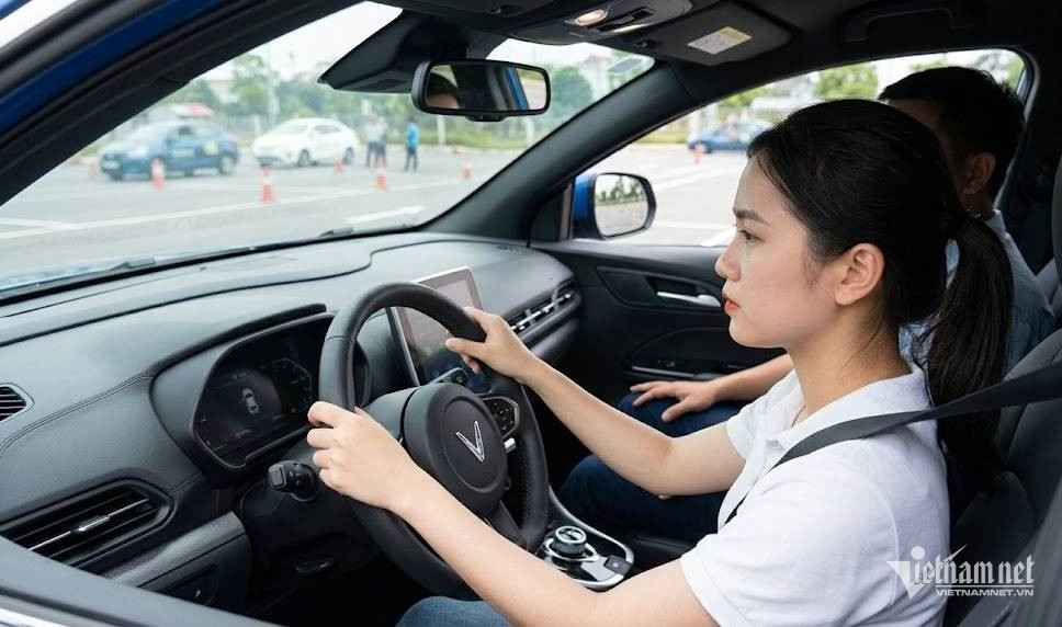 Việc học và thi sát hạch để cấp GPLX có nhiều thay đổi từ nay đến năm 2027. Ảnh minh họa được tạo bởi AI