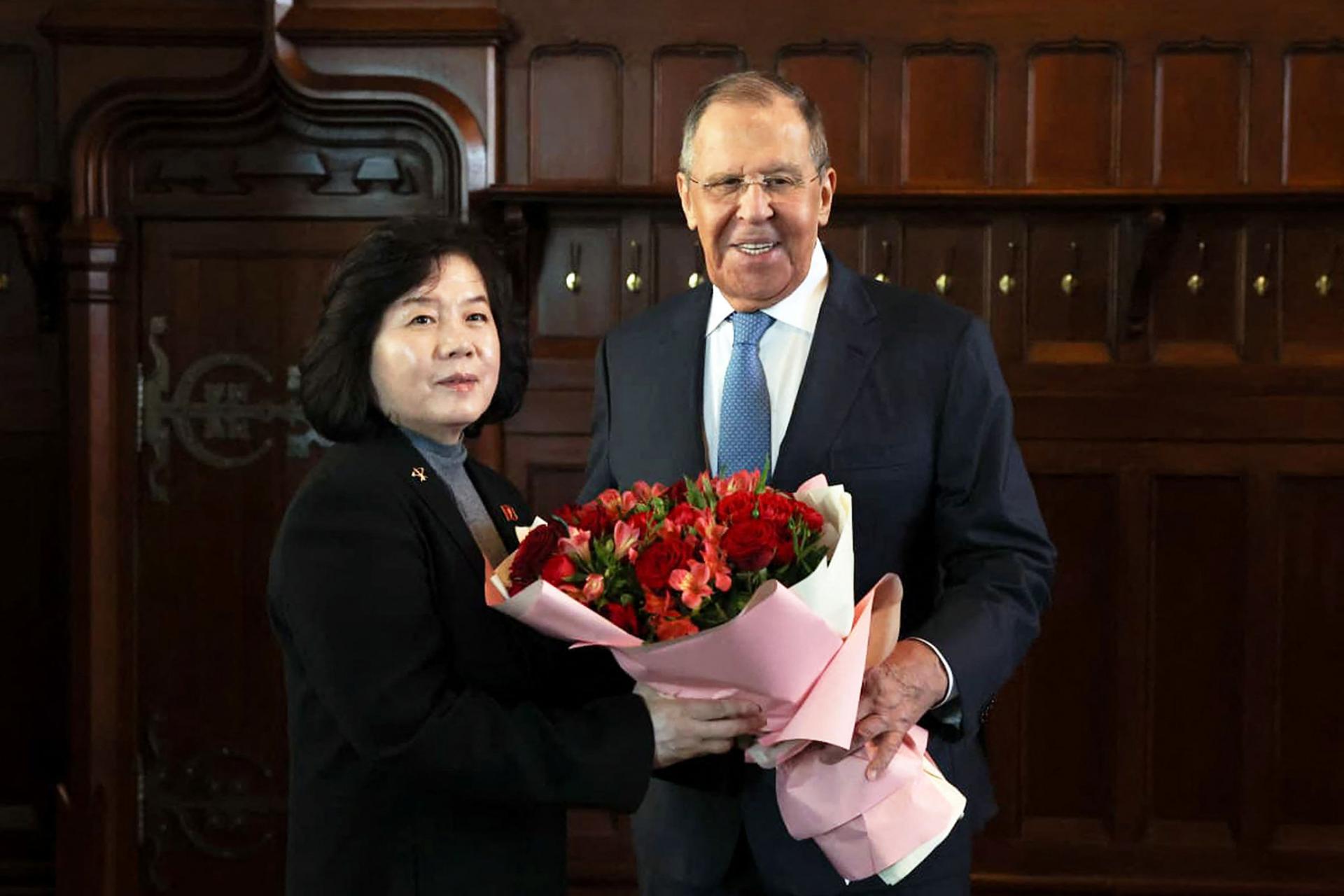 Ngoại trưởng Nga Sergey Lavrov (phải) chào đón Ngoại trưởng Triều Tiên Choe Son-Hui tại Moscow vào 20/7. Ảnh: AFP