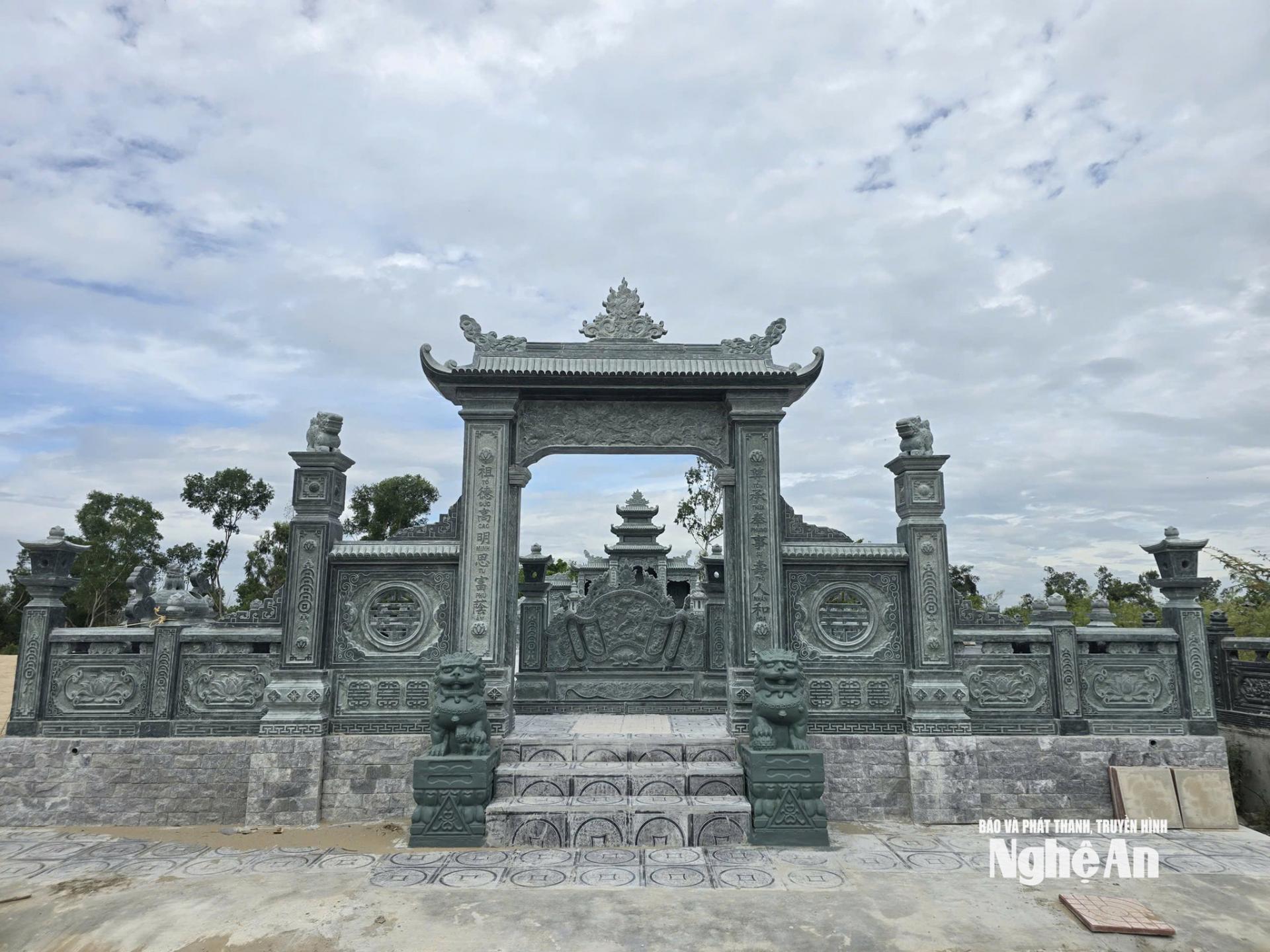 Lăng mộ ốp đá xanh xây dựng trên đất nông nghiệp. Ảnh: Tiến Hùng