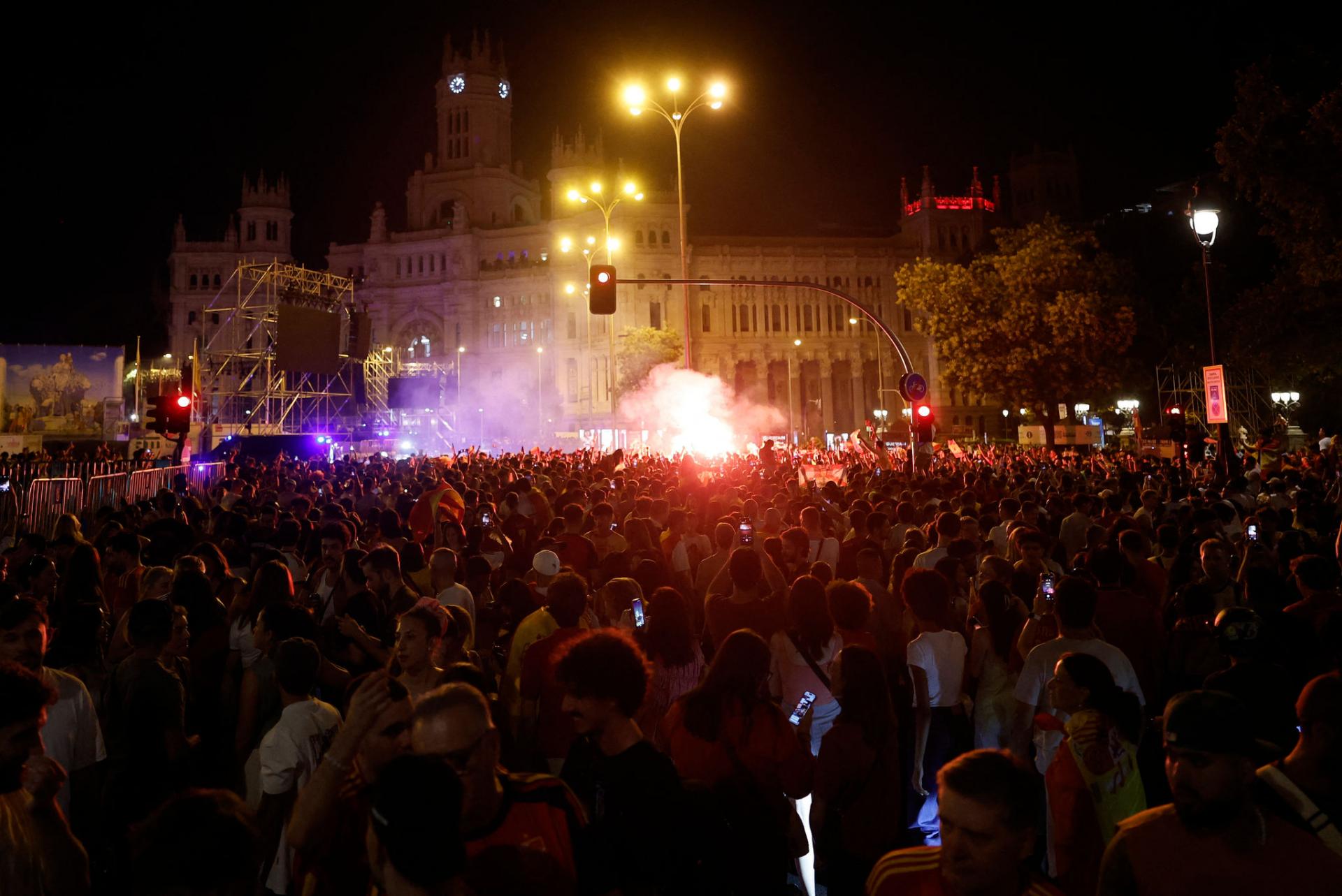 Cổ động viên Tây Ban Nha đổ về quảng trường Cibeles, Thủ đô Madrid ăn mừng chức vô địch World Cup 2026, sau khi đội nhà đánh bại Argentina trong trận chung kết ngày 19/7. Ảnh: AFP