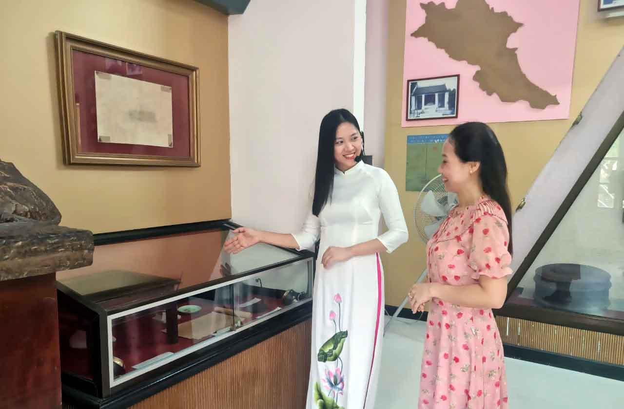Các thuyết minh viên tại Bảo tàng PG88 go Bắn cá - Xô viết Nghệ Tĩnh. Ảnh: Thanh Quỳnh