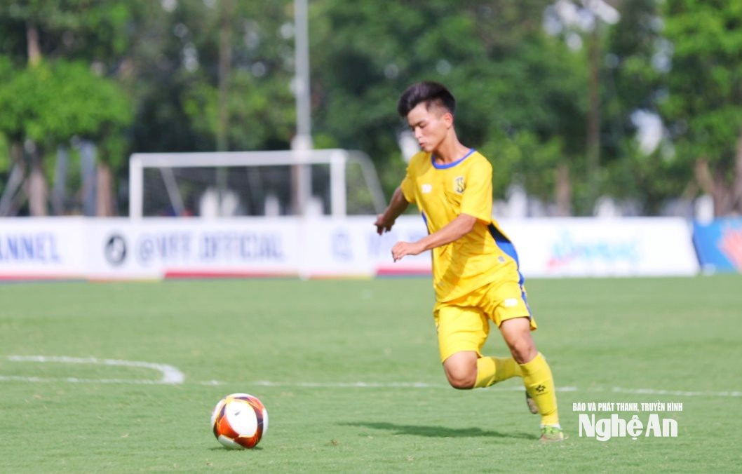 Văn Lâm hoàn tất cú đúp giúp U17 SLNA giành chiến thắng đậm. Ảnh: Đức Anh