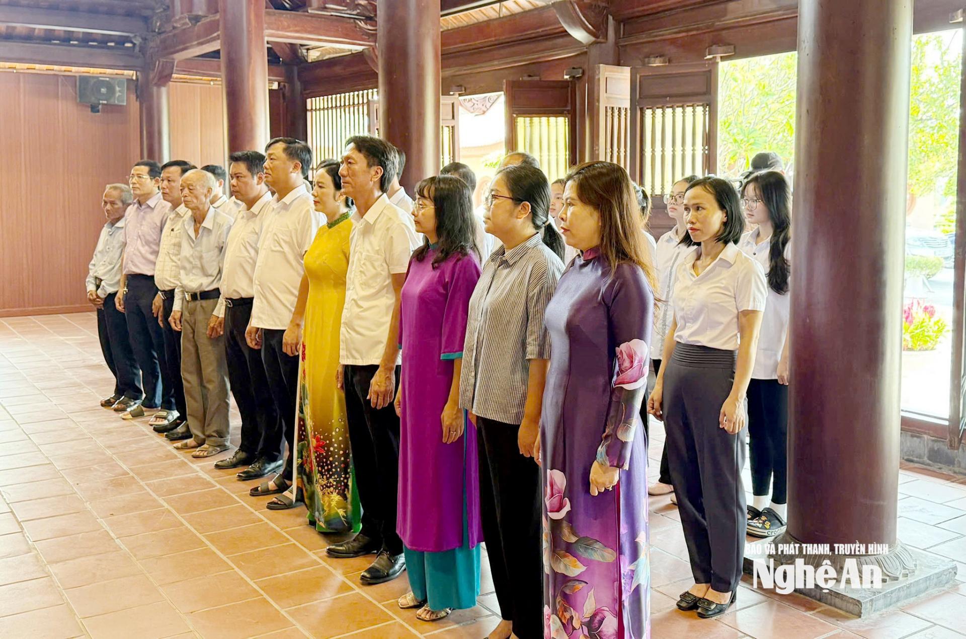 Nhiều thế hệ cán bộ, đoàn viên, thanh thiếu niên và du khách tìm về dâng hương tại Di tích Quốc gia Khu lưu niệm Tổng Bí thư Lê Hồng Phong. Ảnh: Công Kiên