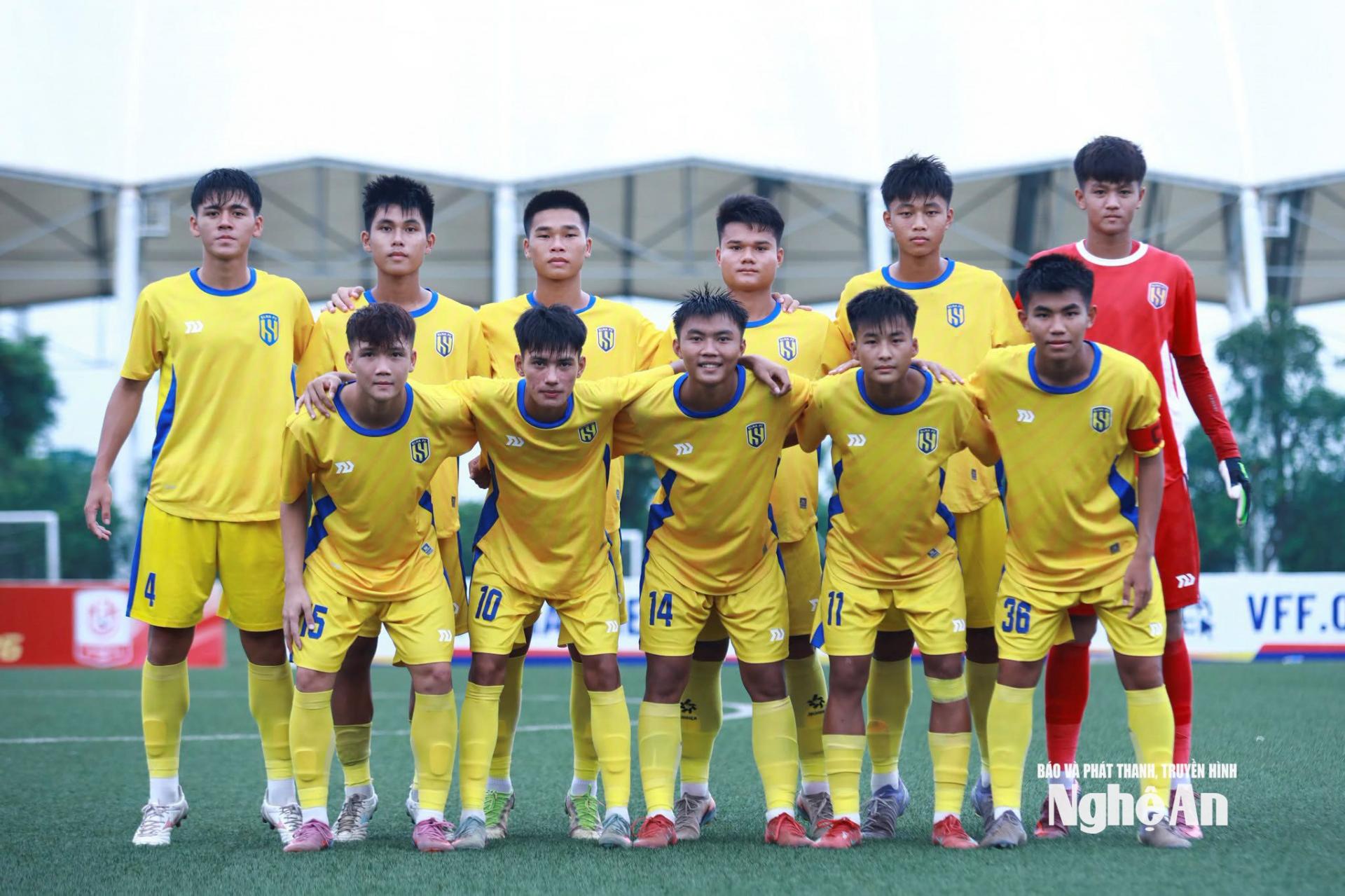 Đội hình xuất phát của U17 SLNA. Ảnh: SLNA