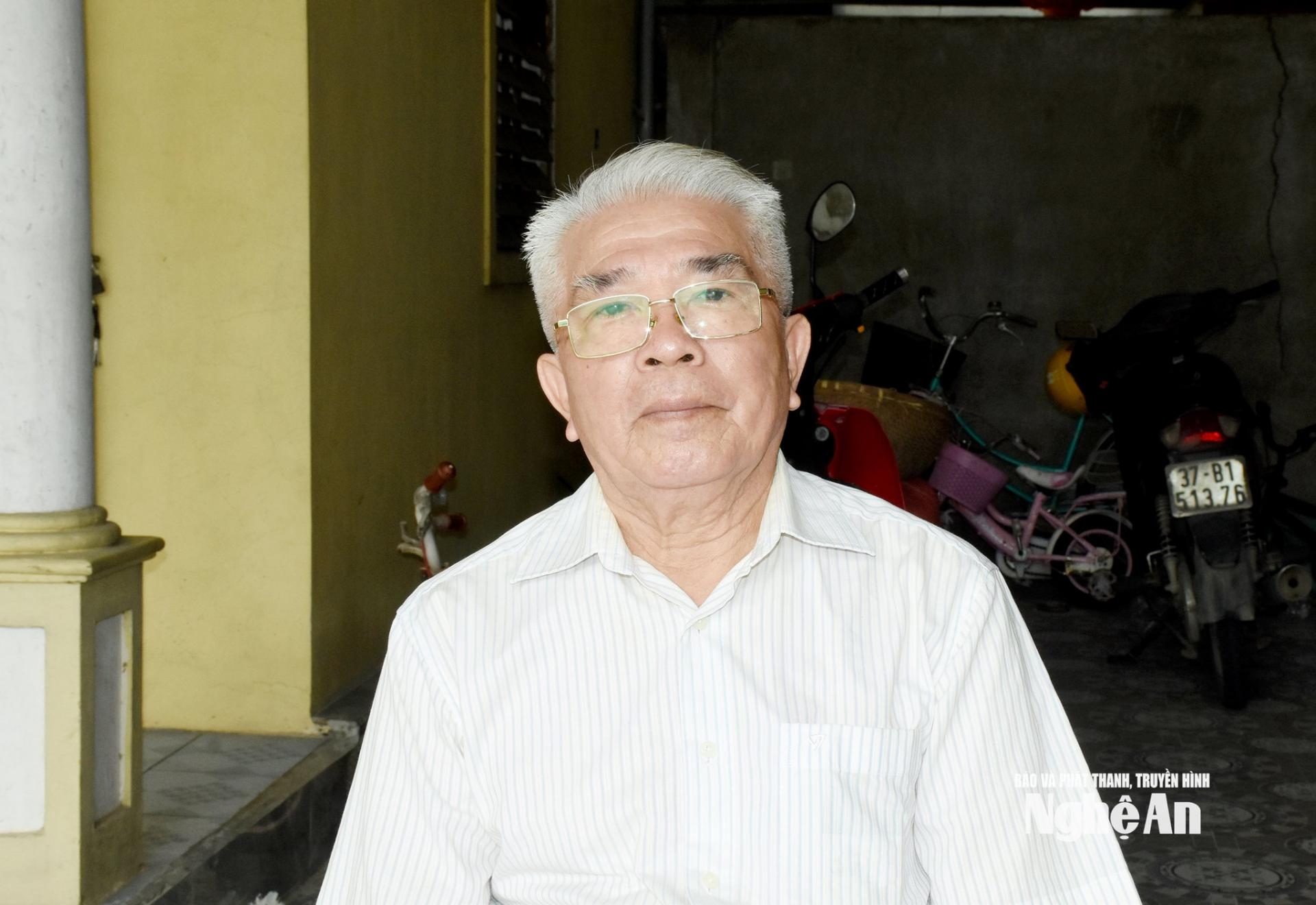 Ông Phan Thái Dương (em trai liệt sĩ Phan Đăng Cát) xúc động kể lại những kỷ niệm về người anh đã hy sinh. Ảnh: Công Khang
