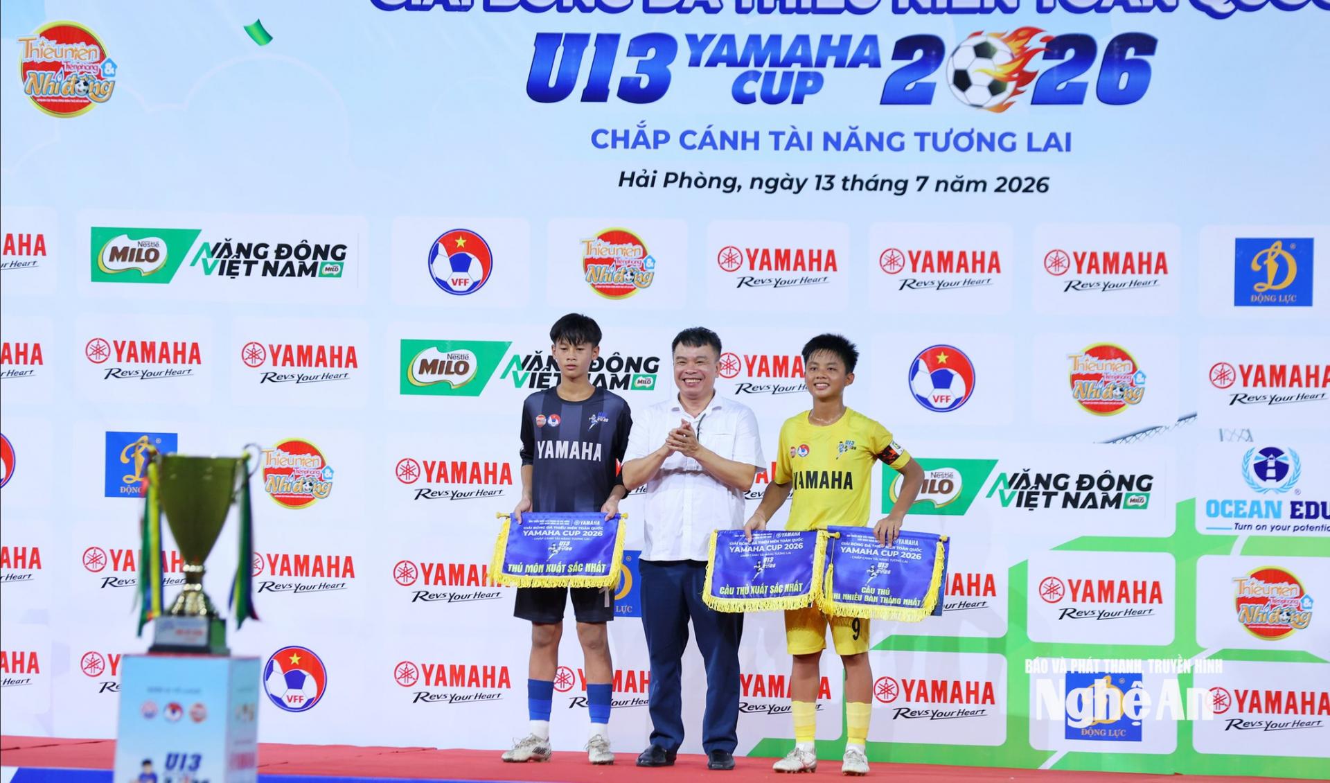 Lô Bá Duẩn và Hoàn Bảo nhận danh hiệu Cầu thủ xuất sắc, Vua phá lưới, Thủ môn xuất sắc. Ảnh: Đức Anh
