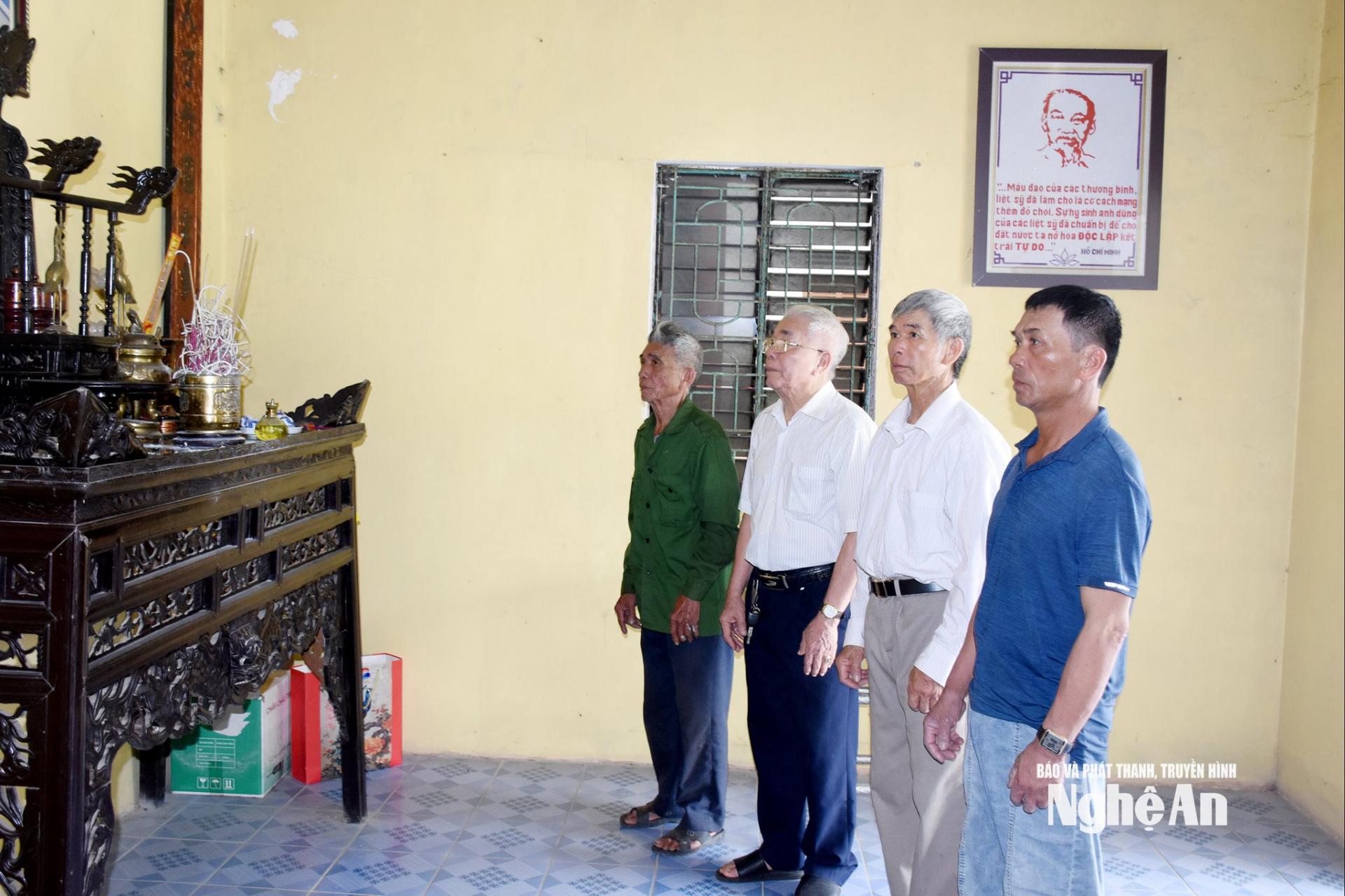 Bốn người em trai trước bàn thờ Anh hùng, liệt sĩ Phan Đăng Cát. Ảnh: Công Khang