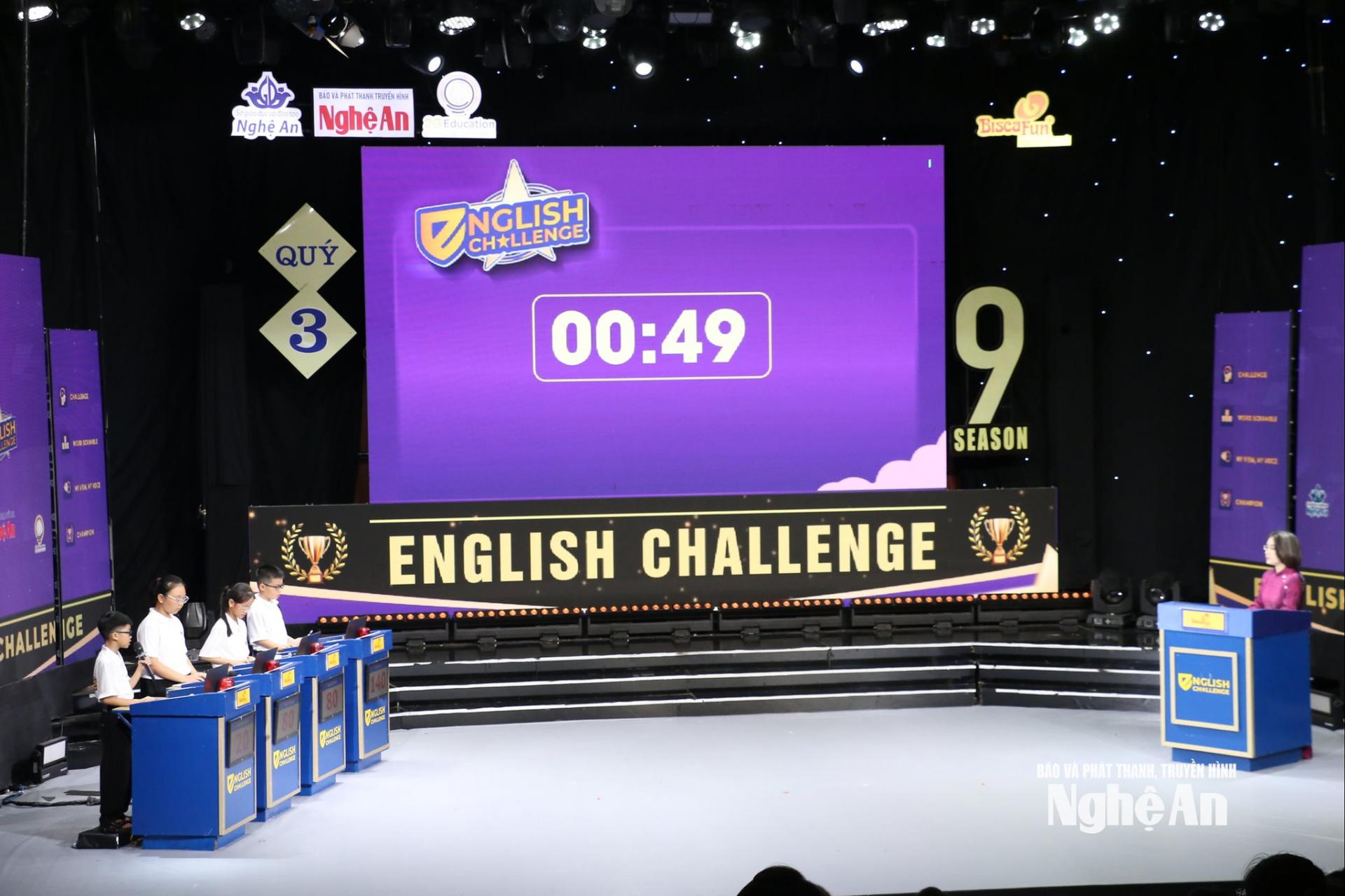 Các thí sinh tranh tài tại phần thi Challenge. Ở phần thi này em Tiến Đạt dẫn đầu với 140 điểm. Ảnh: Mỹ Hà