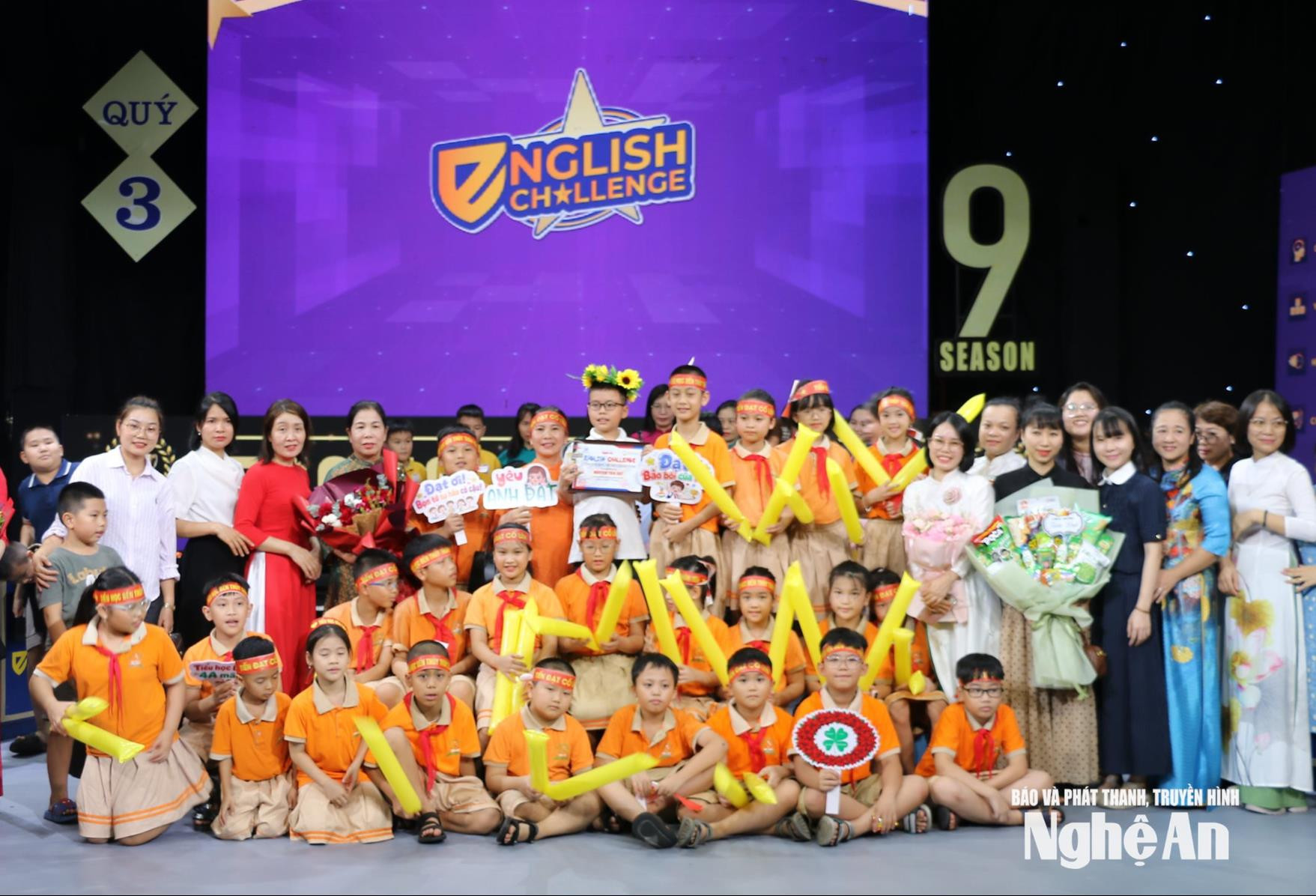 Em Nguyễn Tiến Đạt chung vui cùng thầy cô và gia đình sau khi giành chiến thắng và đạt giải Nhất vòng thi quý III cuộc thi English Challenge mùa 9. Ảnh: Mỹ Hà