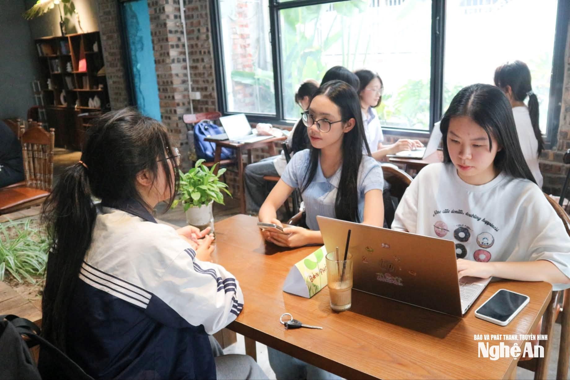 Các thành viên M.PG88 Vào bóng Chồi non trong nắng 2026 phỏng vấn tuyển tình nguyện viên. Ảnh: NVCC