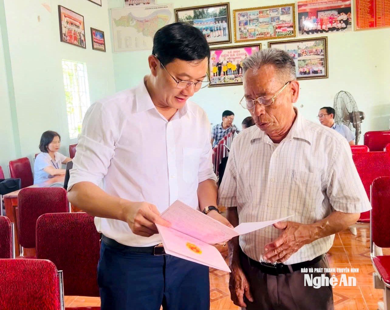 Cán bộ xã Đại Đồng hướng dẫn người dân làm thủ tục đất đai. Ảnh: Quang An