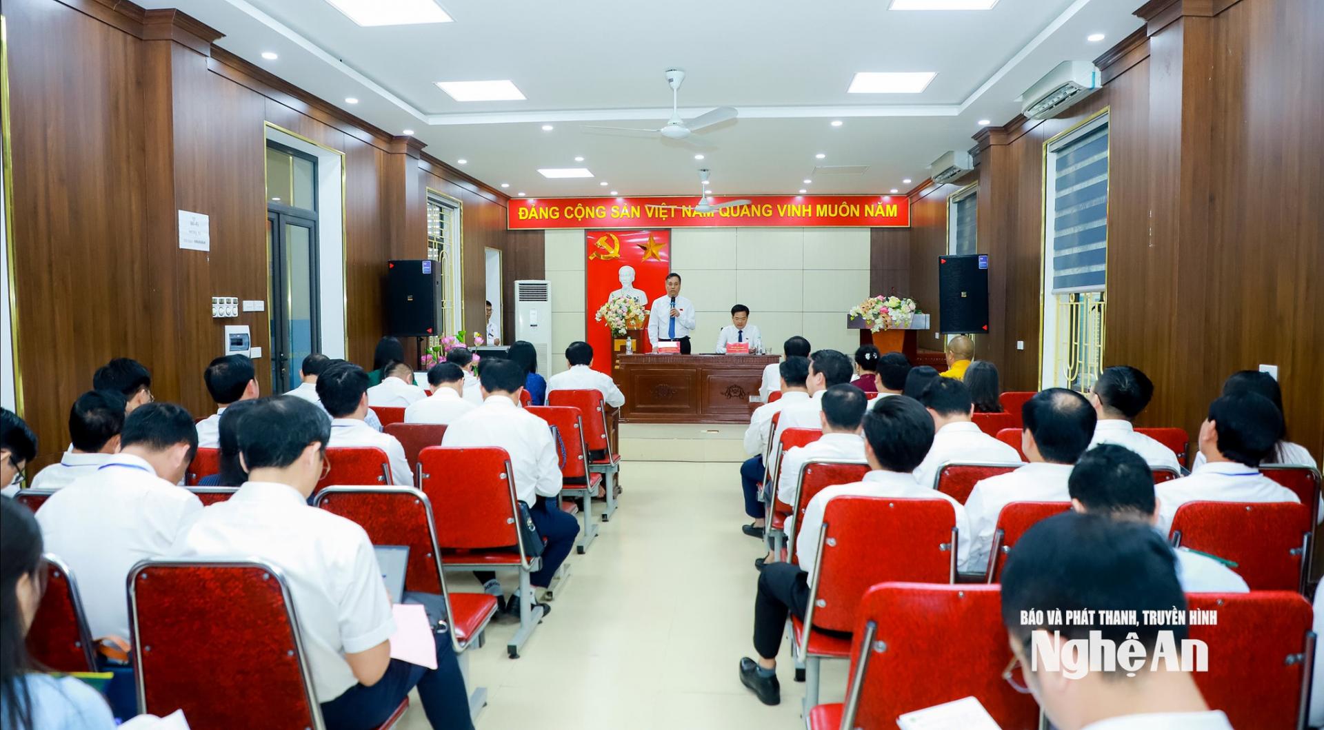 Quang cảnh phiên thảo luận tại Tổ 2. Ảnh: Thành Duy