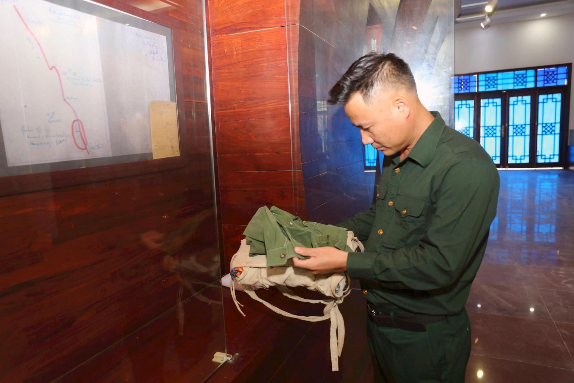 Ông Phan Trọng Lộc - Giám đốc Khu Di tích lịch sử Quốc gia Truông Bồn bên kỷ vật quý giá đang được lưu giữ, trưng bày tại Khu Di tích. Ảnh: Thanh Quỳnh