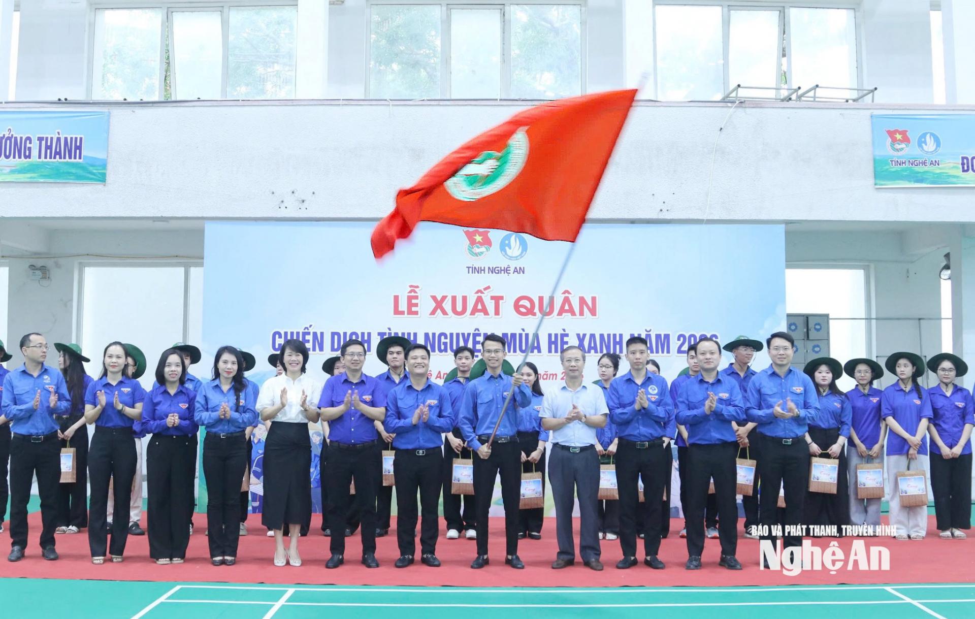 Nghi thức trao cờ xuất quân. Ảnh: Thanh Quỳnh